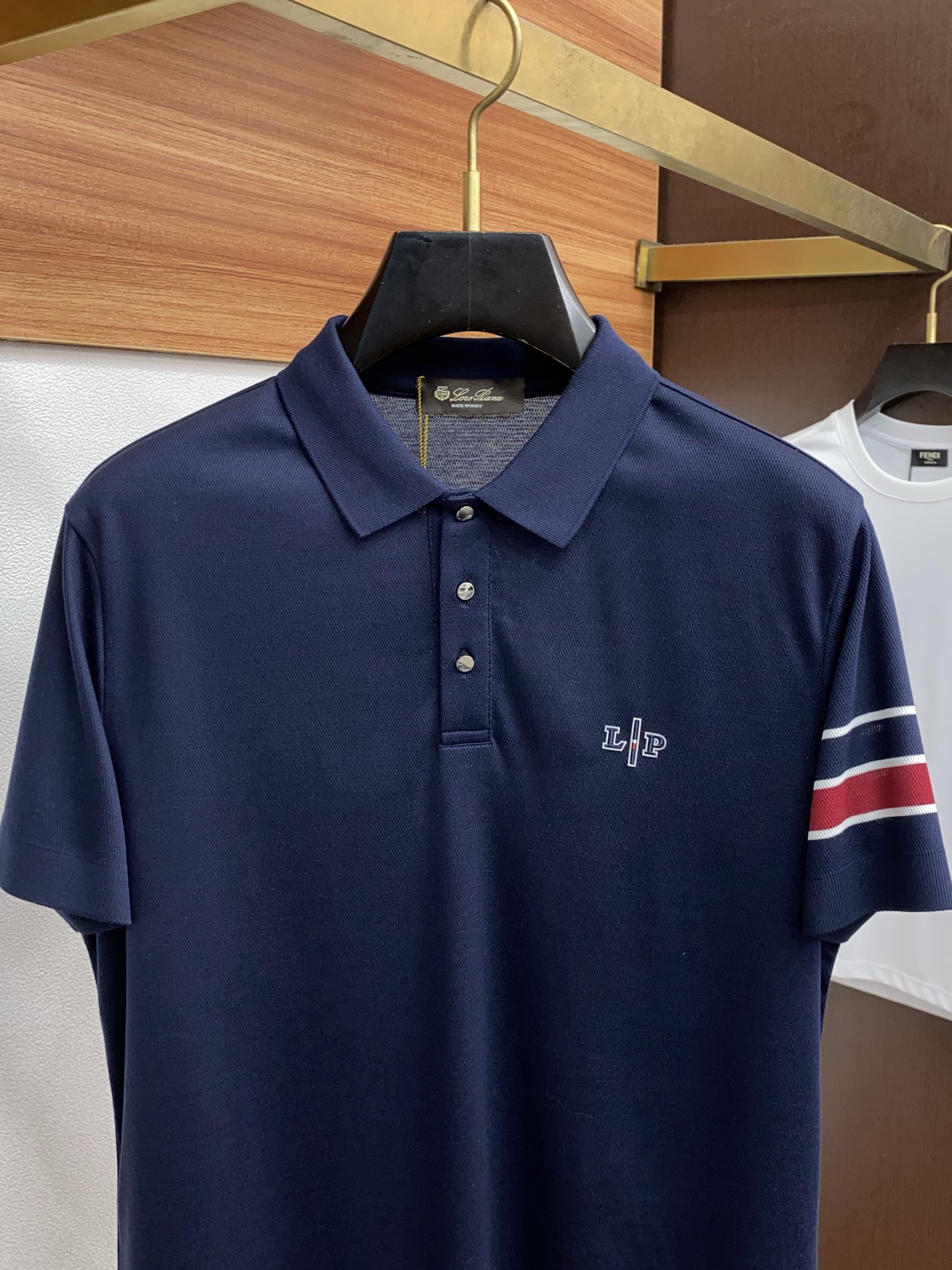  lp。 臻品定制系列的设计POLO衫确实独具匠心，展现了定制服装的精致与品味。定制材质，不仅触感柔软舒