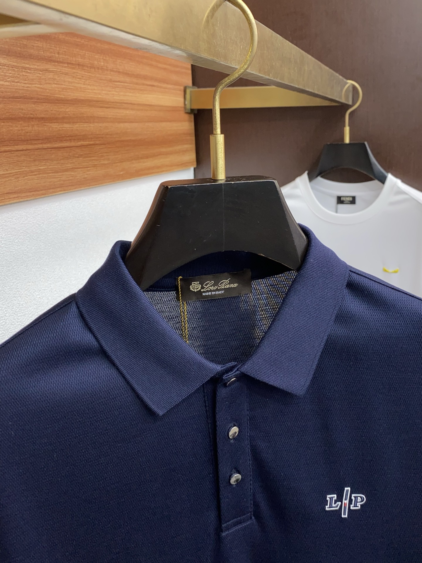  lp。 臻品定制系列的设计POLO衫确实独具匠心，展现了定制服装的精致与品味。定制材质，不仅触感柔软舒