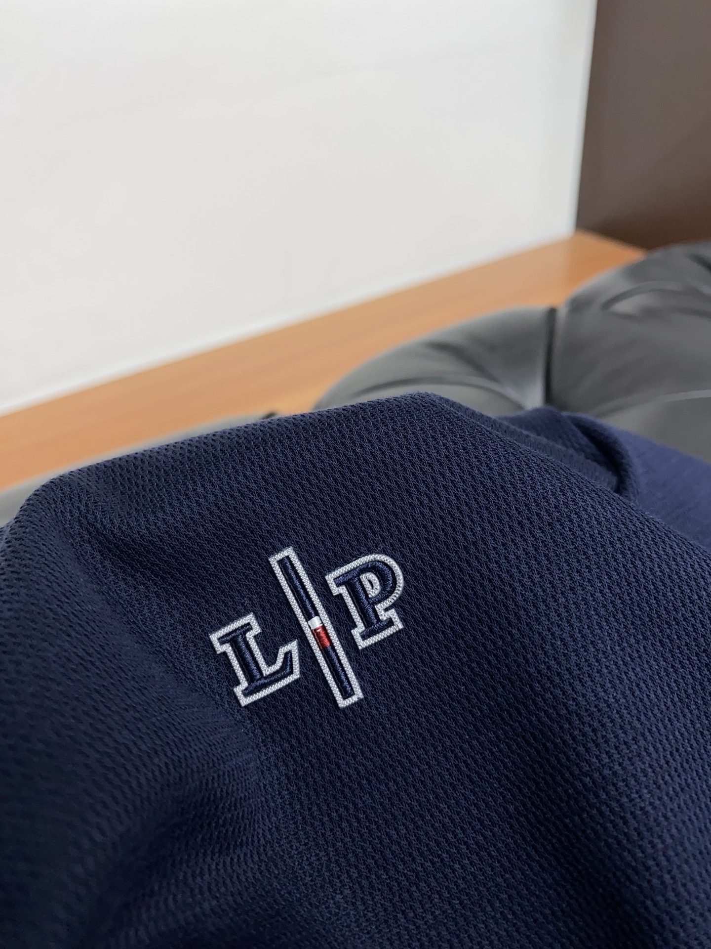  lp。 臻品定制系列的设计POLO衫确实独具匠心，展现了定制服装的精致与品味。定制材质，不仅触感柔软舒