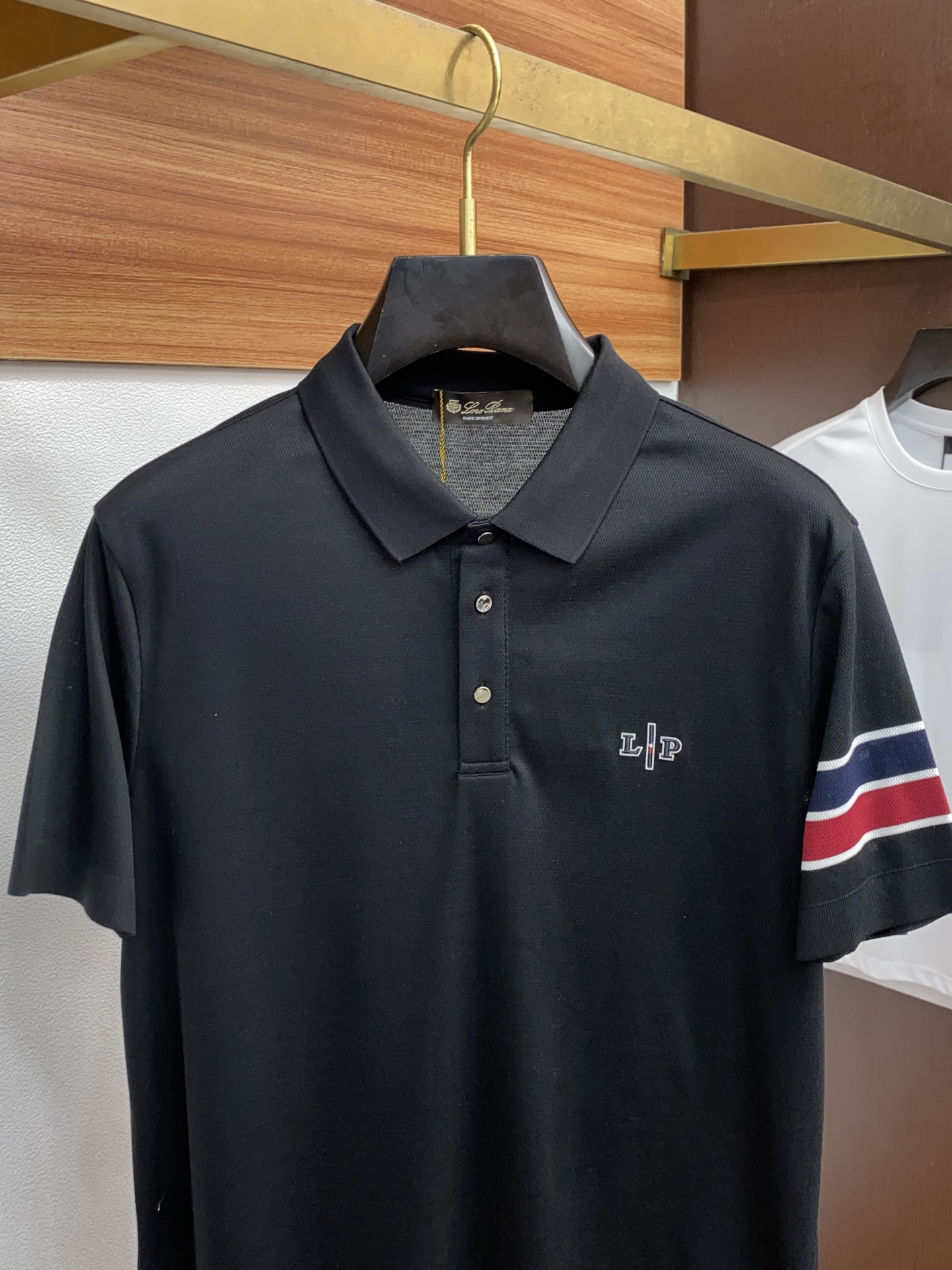 lp。 臻品定制系列的设计POLO衫确实独具匠心，展现了定制服装的精致与品味。定制材质，不仅触感柔软舒