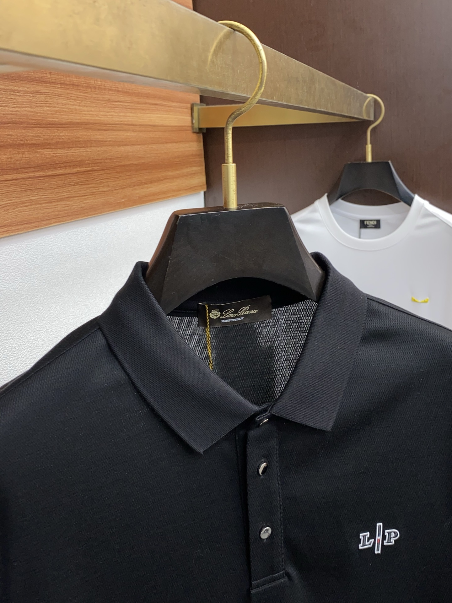  lp。 臻品定制系列的设计POLO衫确实独具匠心，展现了定制服装的精致与品味。定制材质，不仅触感柔软舒