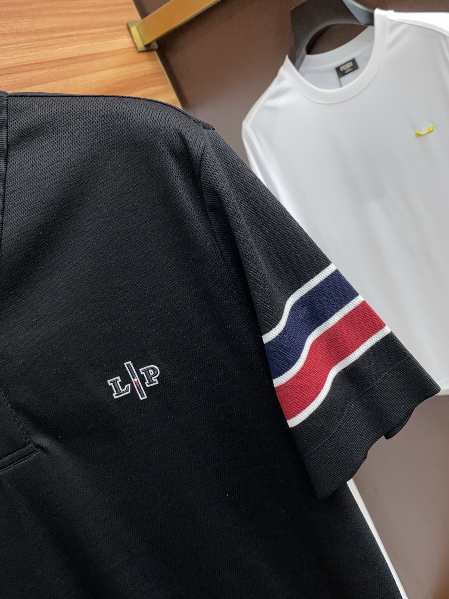  lp。 臻品定制系列的设计POLO衫确实独具匠心，展现了定制服装的精致与品味。定制材质，不仅触感柔软舒