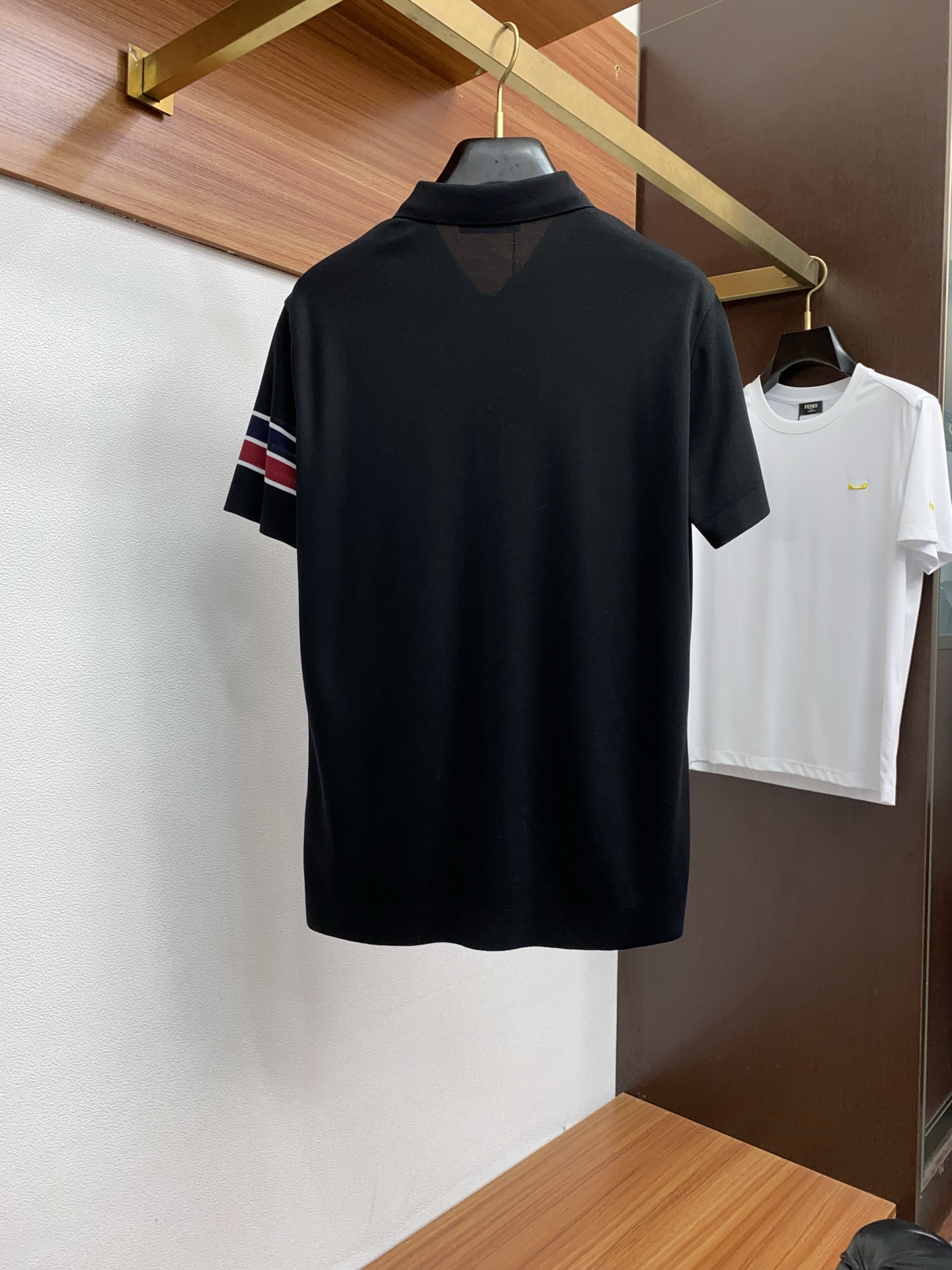  lp。 臻品定制系列的设计POLO衫确实独具匠心，展现了定制服装的精致与品味。定制材质，不仅触感柔软舒