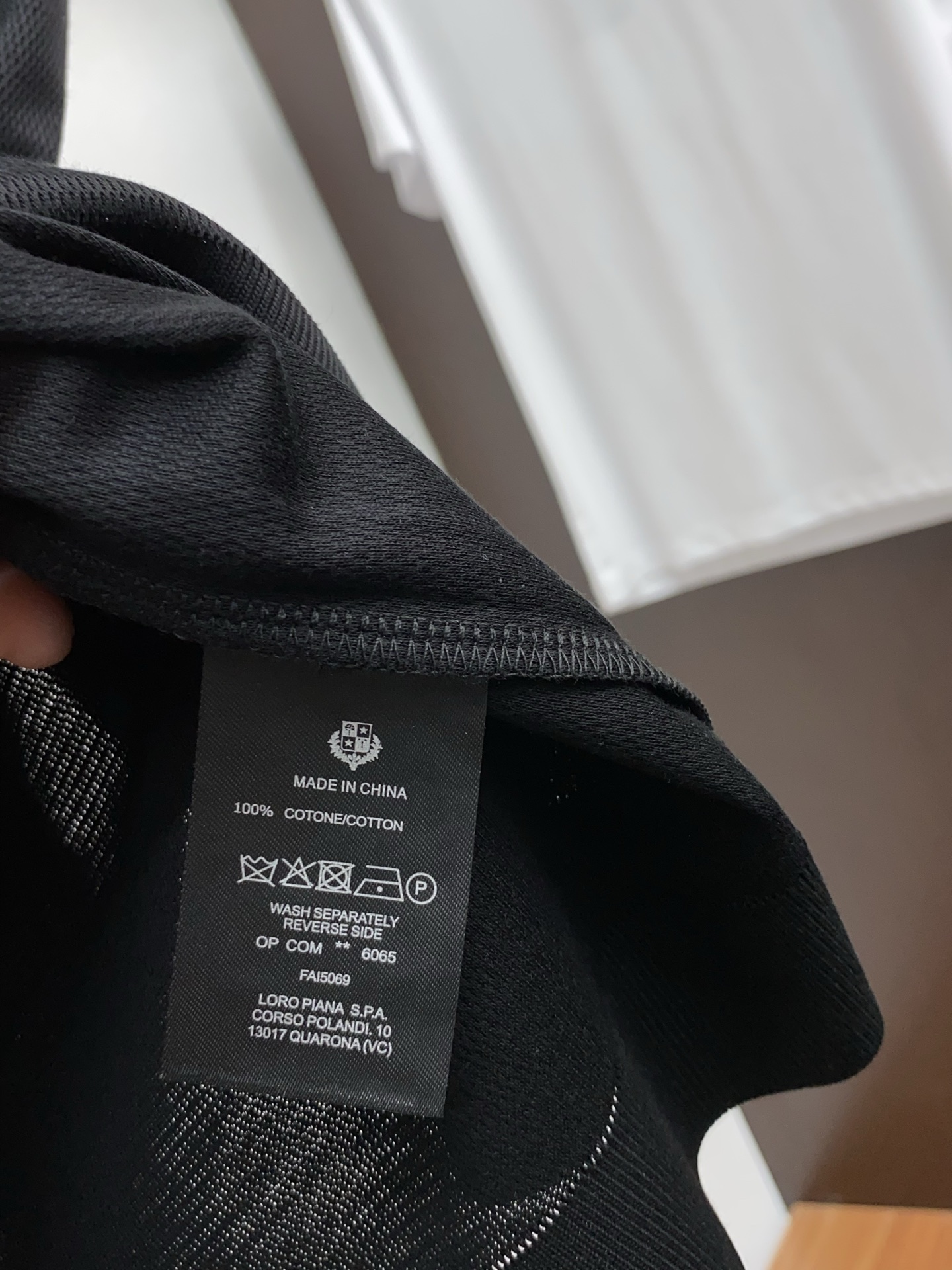  lp。 臻品定制系列的设计POLO衫确实独具匠心，展现了定制服装的精致与品味。定制材质，不仅触感柔软舒