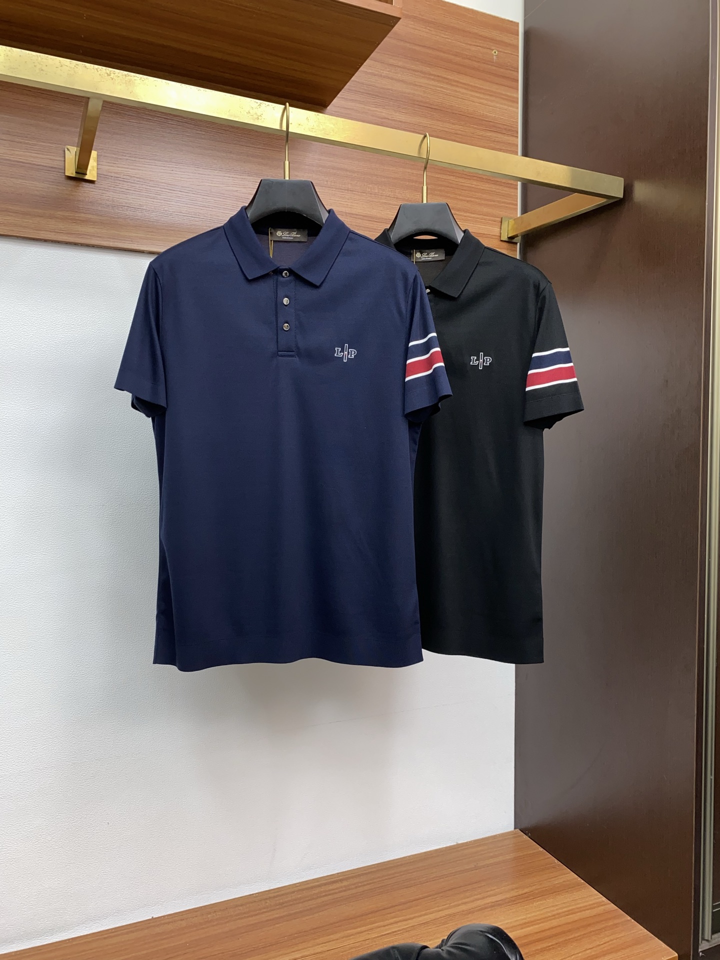  lp。 臻品定制系列的设计POLO衫确实独具匠心，展现了定制服装的精致与品味。定制材质，不仅触感柔软舒