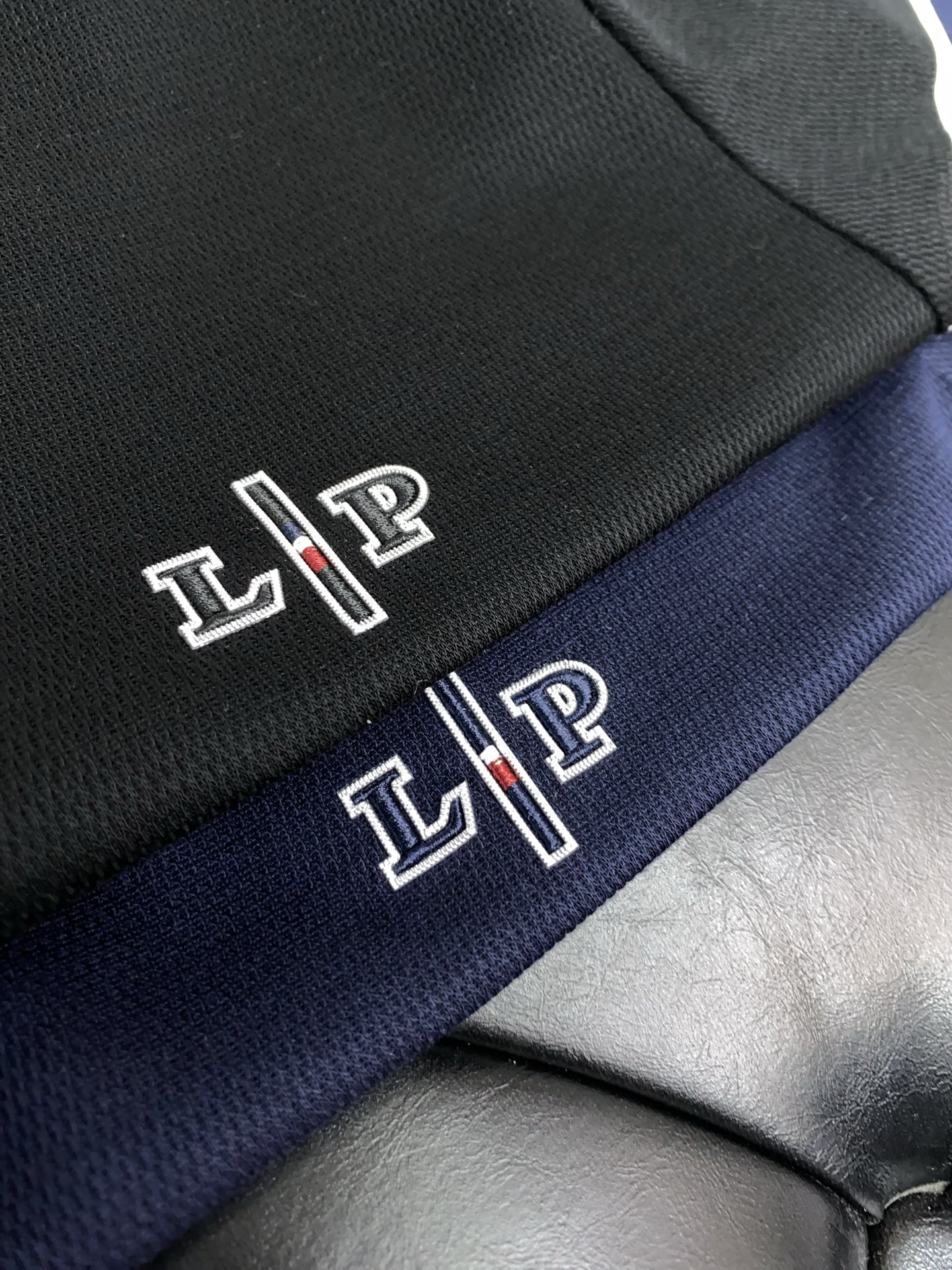  lp。 臻品定制系列的设计POLO衫确实独具匠心，展现了定制服装的精致与品味。定制材质，不仅触感柔软舒