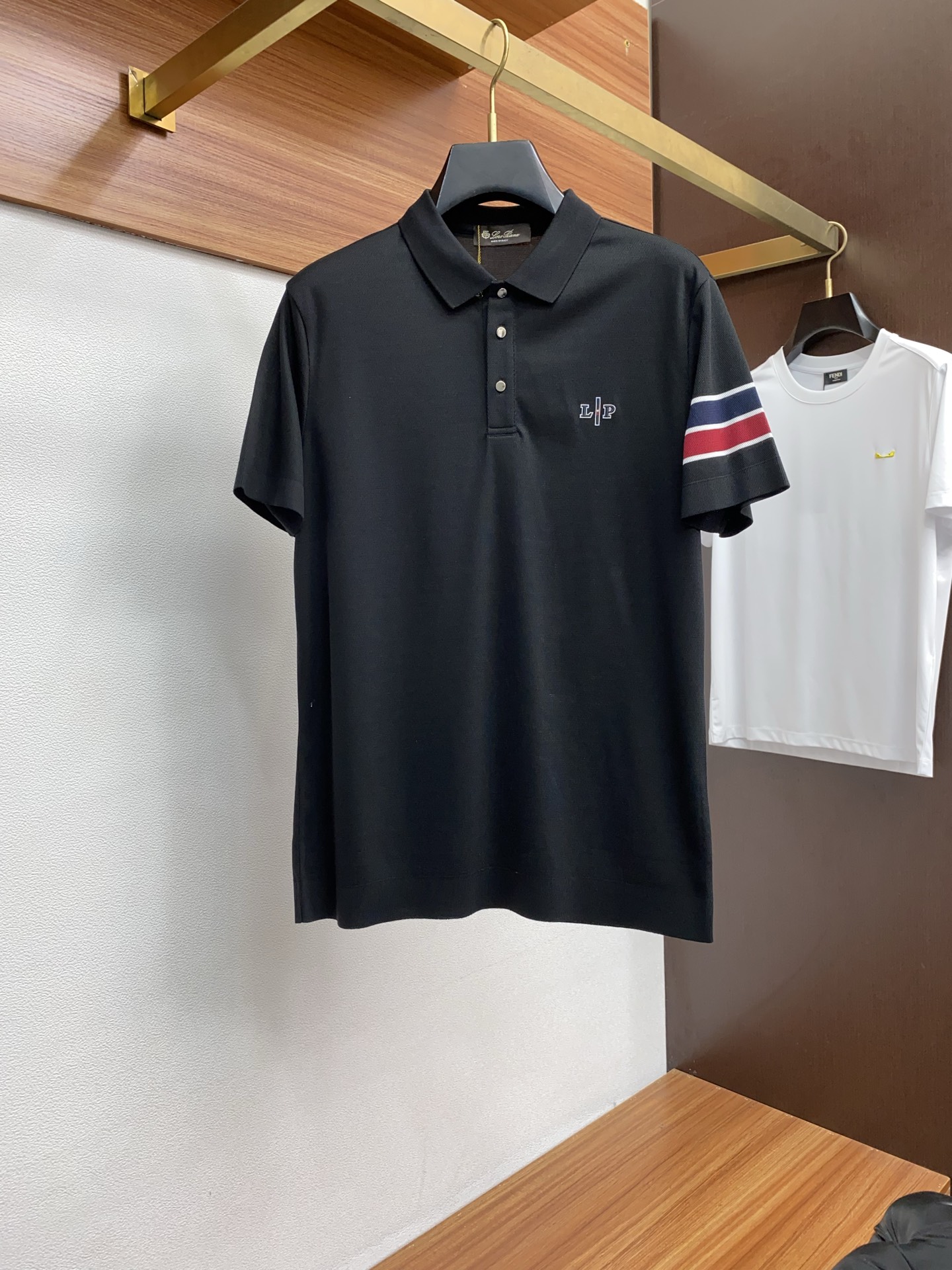  lp。 臻品定制系列的设计POLO衫确实独具匠心，展现了定制服装的精致与品味。定制材质，不仅触感柔软舒
