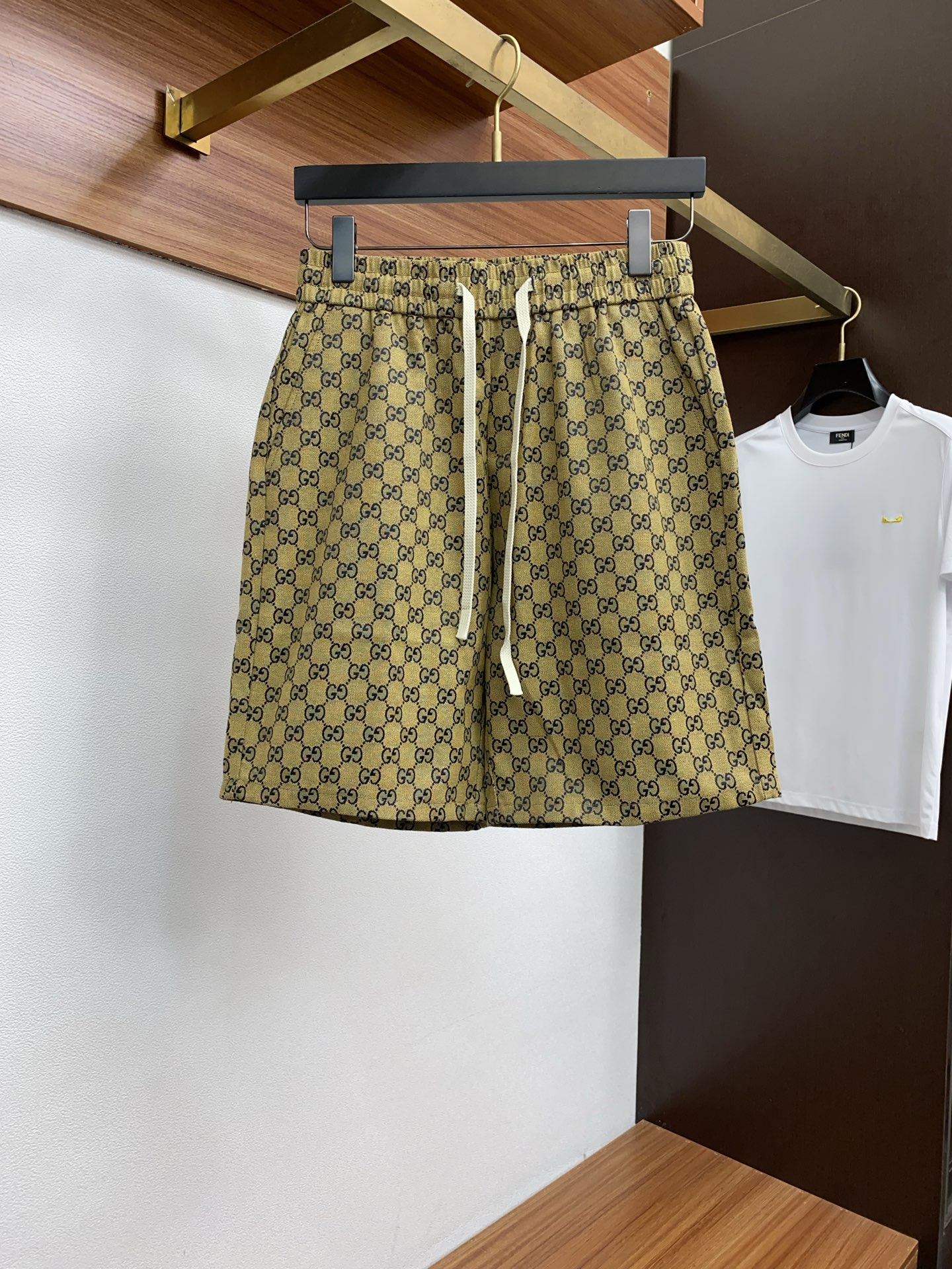 NO:438873,Guqi 2025 spring and summer new style, the latest casual shorts. The original pants are casual and versatile, casual and lazy, high-end custom fabrics, customized craftsmanship, and comfortable. High-end and atmospheric, does the taste of summer have? First choice.M-3xL, shorts, alexander wang19860909古奇 2025春夏季新款,最新休闲短裤.原版裤型上身休闲百搭、随性慵懒范,高级定制面料,订制工艺 舒适感爆棚.高端大气,夏天的味道有没有,首选 .M-3xL,,shorts,alexander wang,Men's clothing