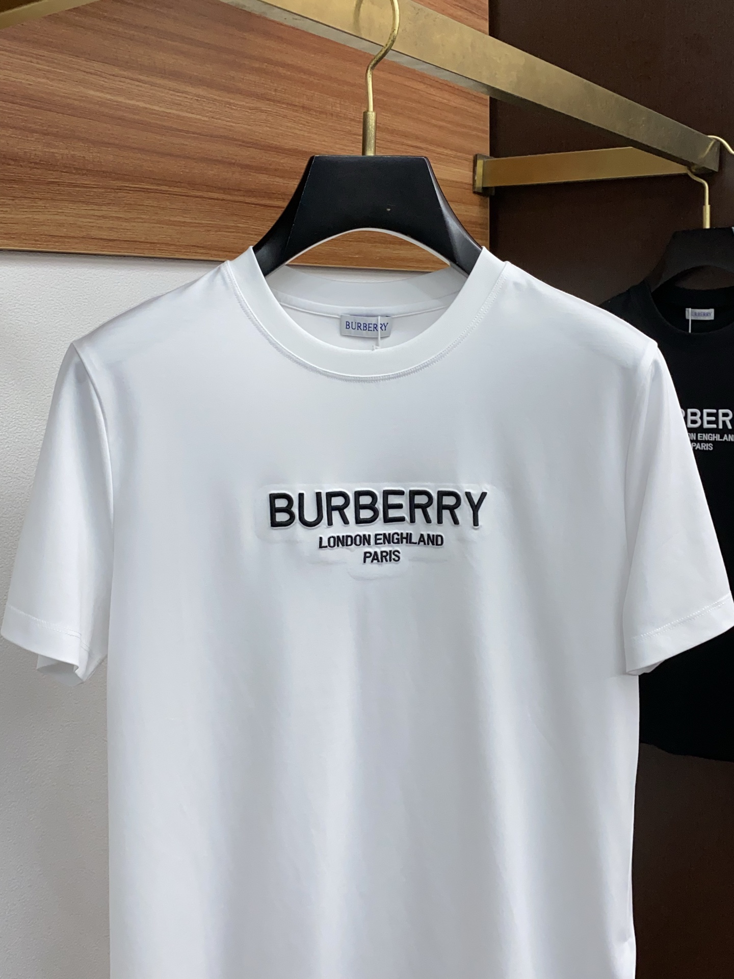  巴宝莉 2025春夏新款首发专柜最新款圆领短袖 高端订制 设计前卫时尚！品牌logo重工艺设计 高端定