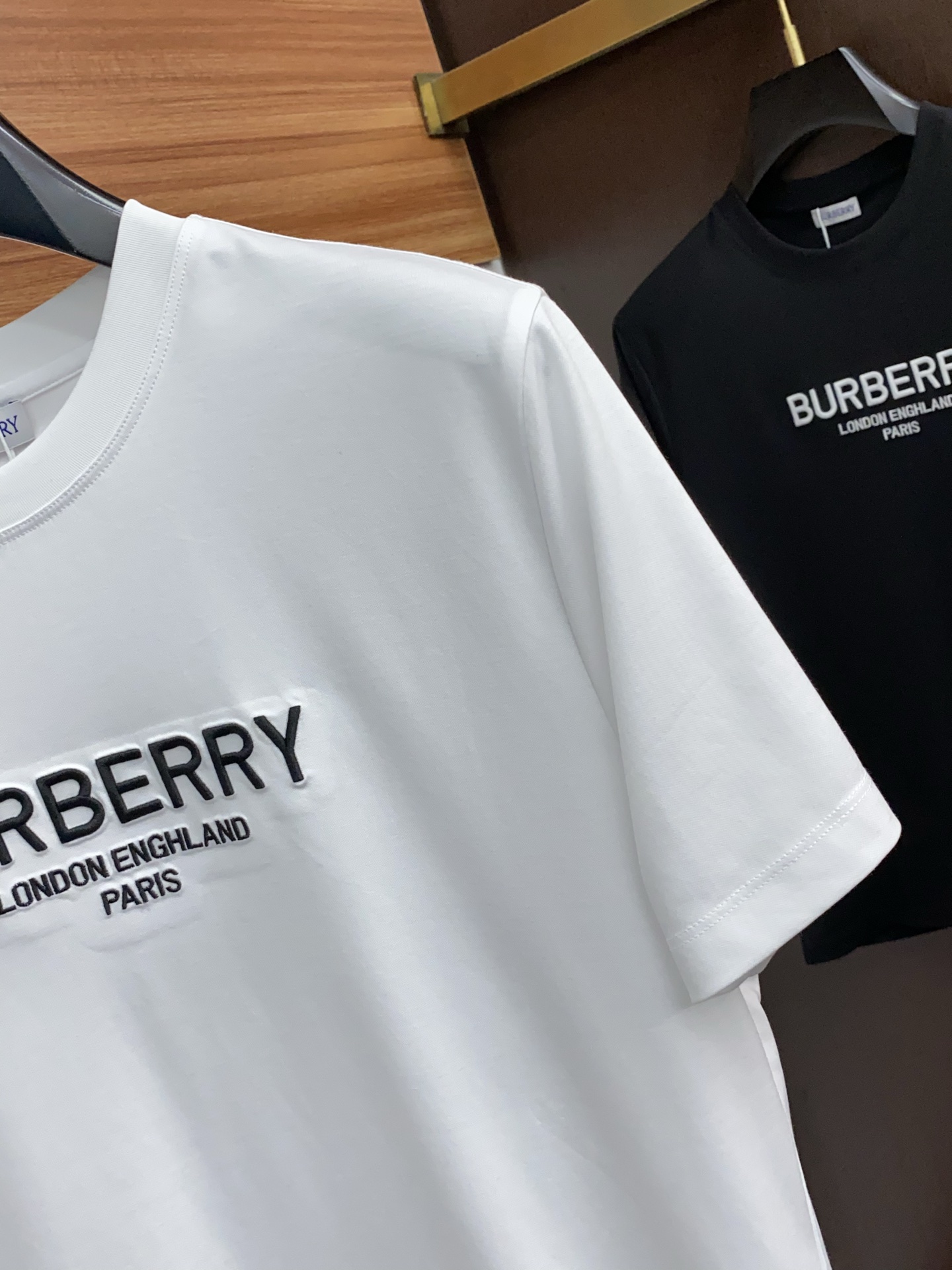  巴宝莉 2025春夏新款首发专柜最新款圆领短袖 高端订制 设计前卫时尚！品牌logo重工艺设计 高端定