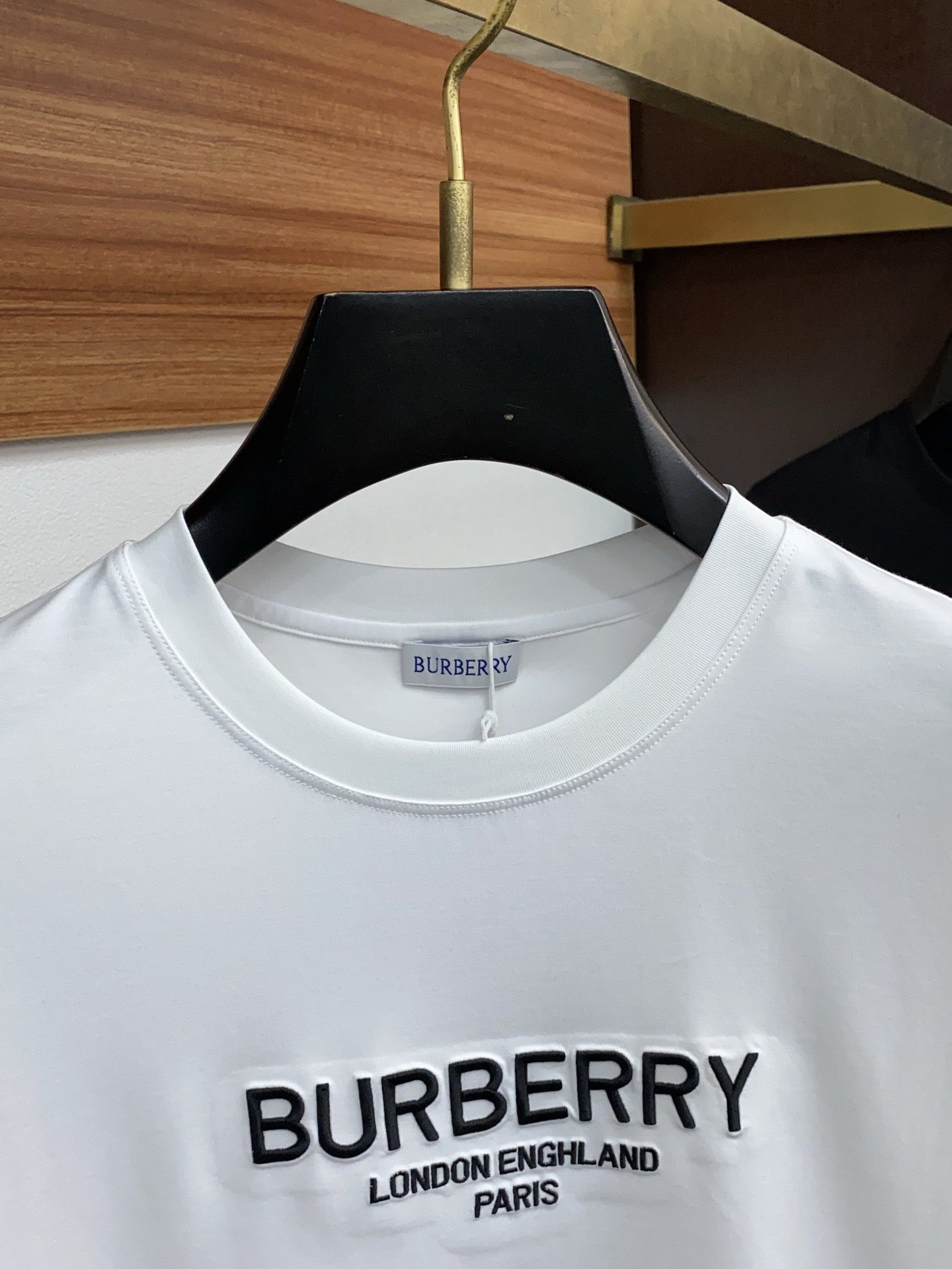  巴宝莉 2025春夏新款首发专柜最新款圆领短袖 高端订制 设计前卫时尚！品牌logo重工艺设计 高端定