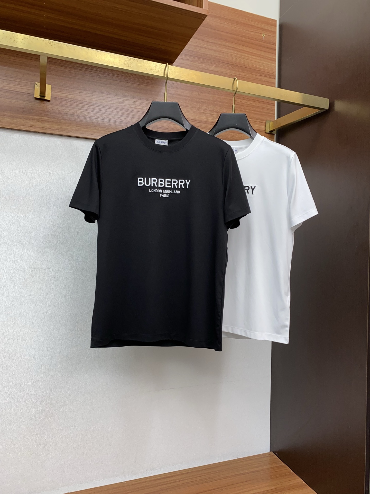  巴宝莉 2025春夏新款首发专柜最新款圆领短袖 高端订制 设计前卫时尚！品牌logo重工艺设计 高端定