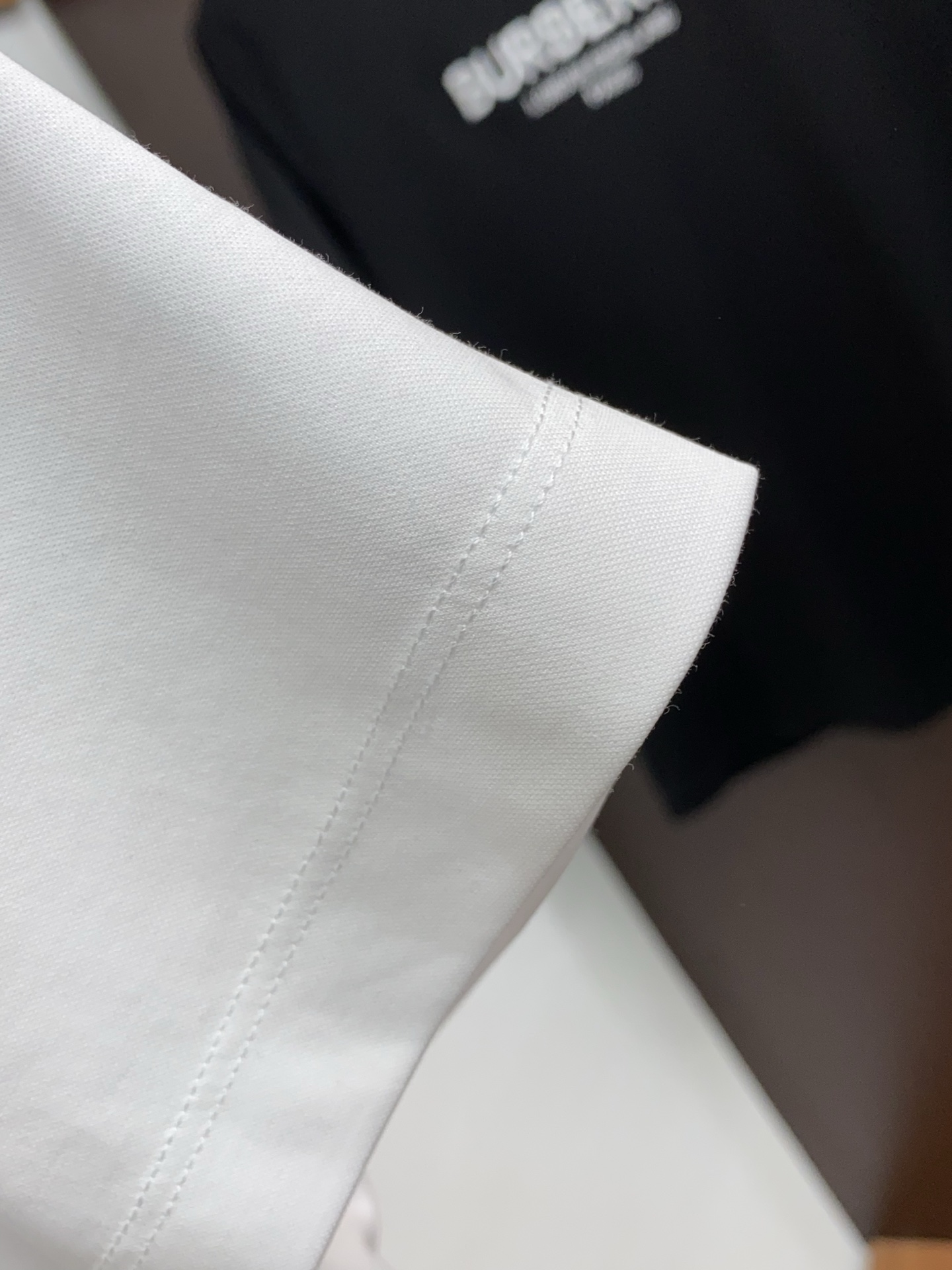  巴宝莉 2025春夏新款首发专柜最新款圆领短袖 高端订制 设计前卫时尚！品牌logo重工艺设计 高端定