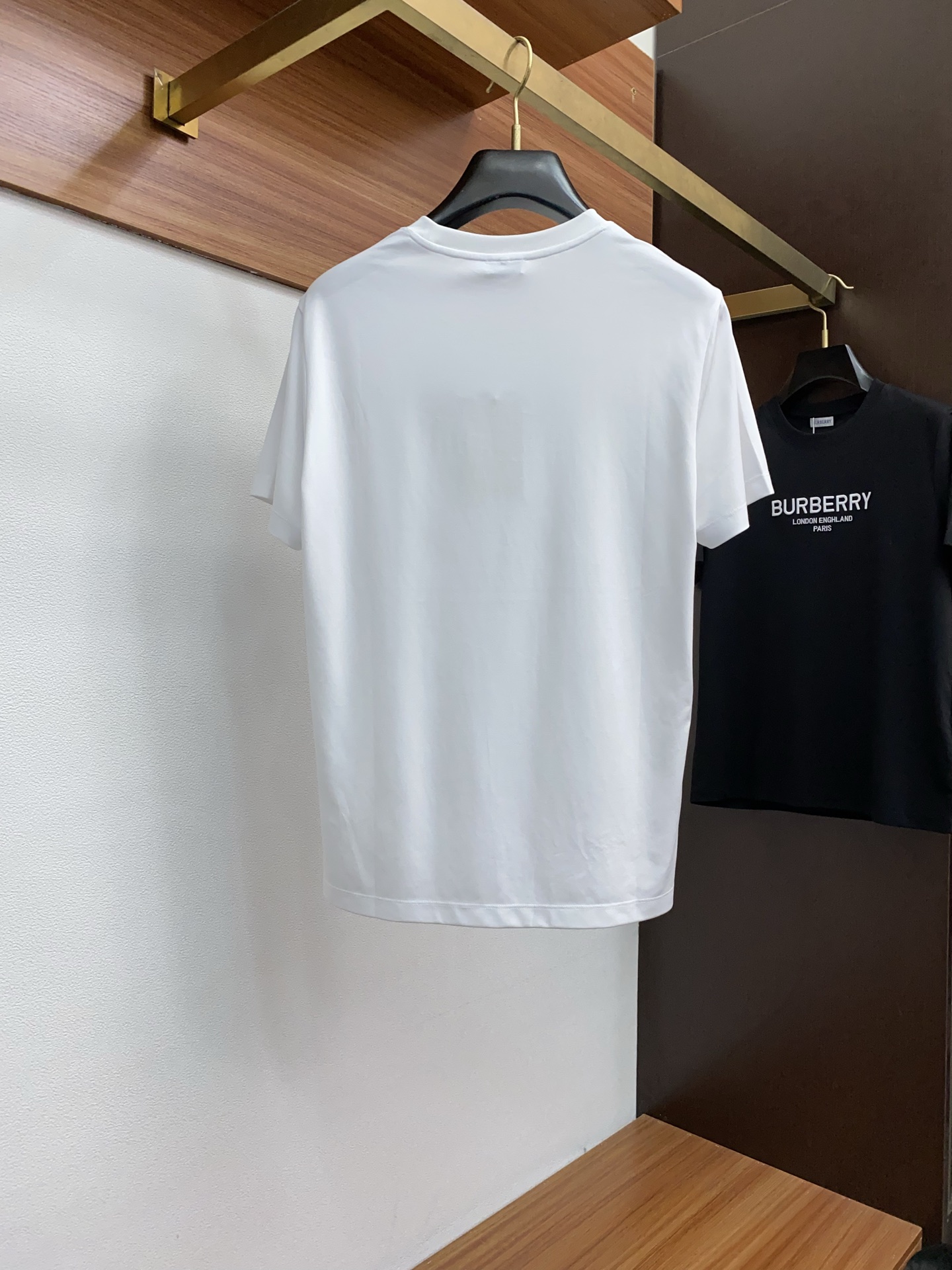  巴宝莉 2025春夏新款首发专柜最新款圆领短袖 高端订制 设计前卫时尚！品牌logo重工艺设计 高端定