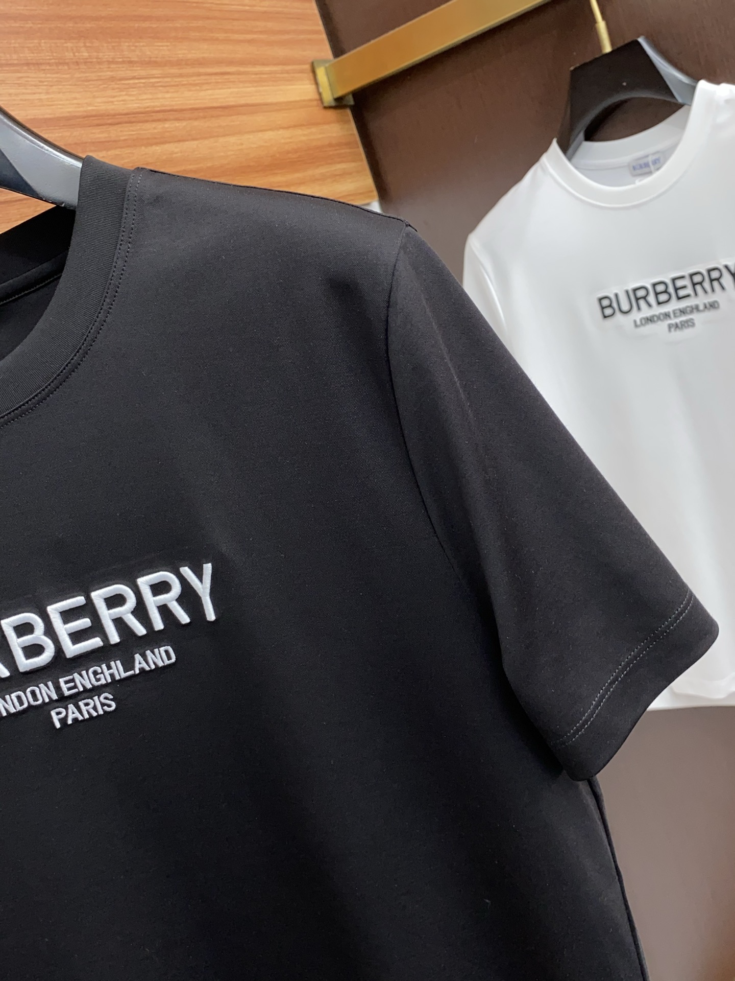  巴宝莉 2025春夏新款首发专柜最新款圆领短袖 高端订制 设计前卫时尚！品牌logo重工艺设计 高端定