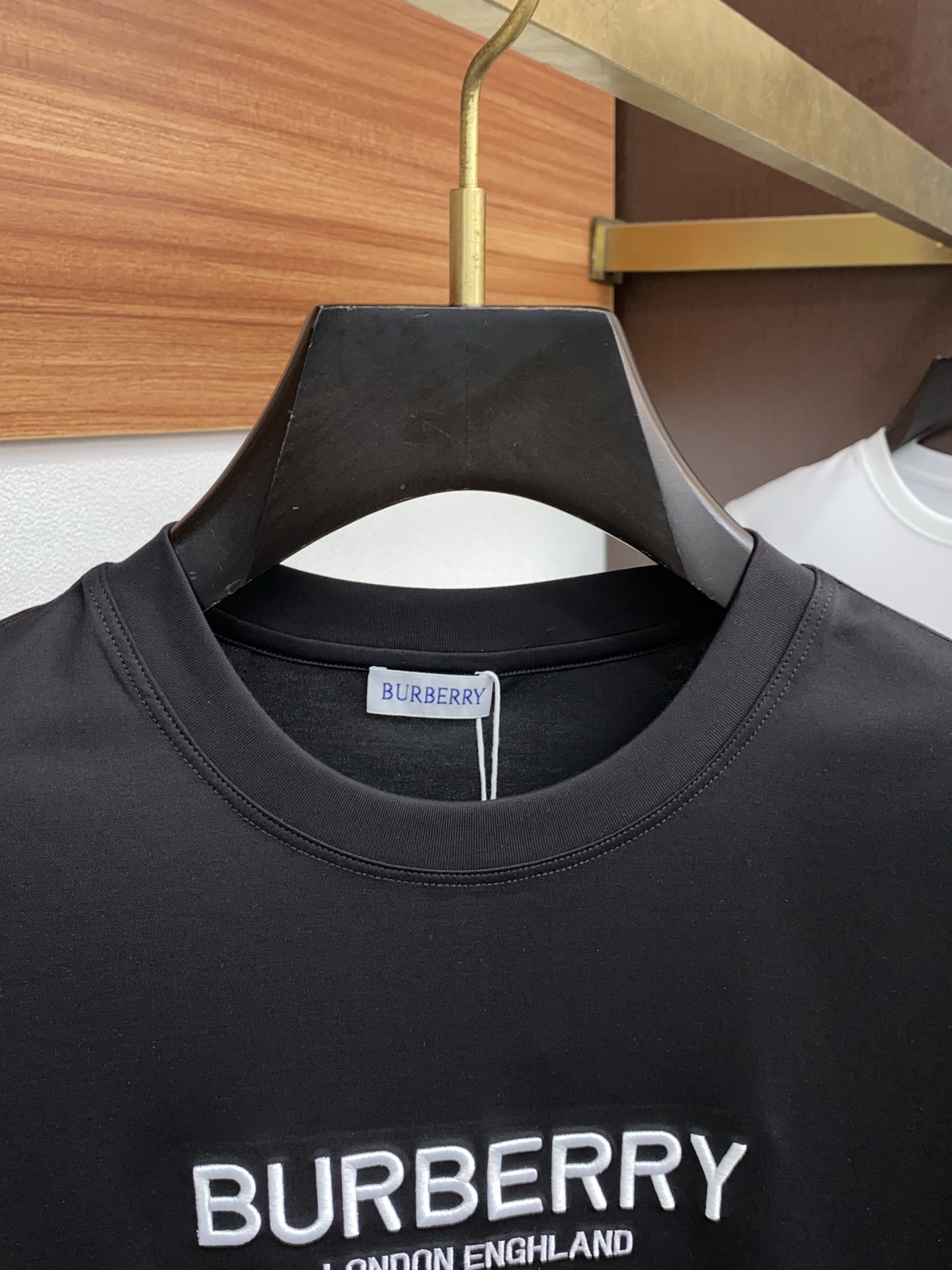  巴宝莉 2025春夏新款首发专柜最新款圆领短袖 高端订制 设计前卫时尚！品牌logo重工艺设计 高端定