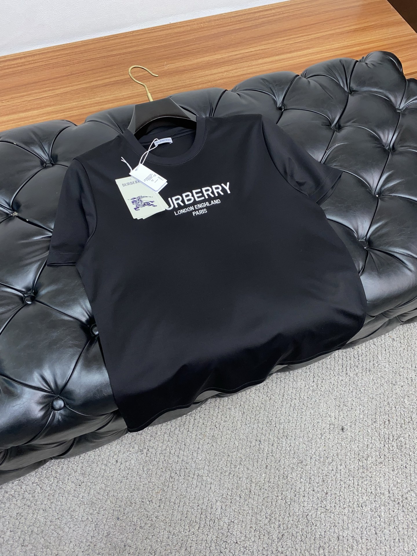  巴宝莉 2025春夏新款首发专柜最新款圆领短袖 高端订制 设计前卫时尚！品牌logo重工艺设计 高端定