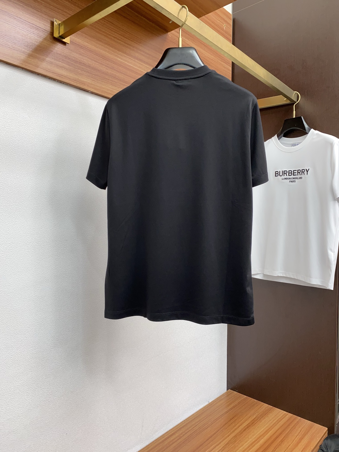  巴宝莉 2025春夏新款首发专柜最新款圆领短袖 高端订制 设计前卫时尚！品牌logo重工艺设计 高端定