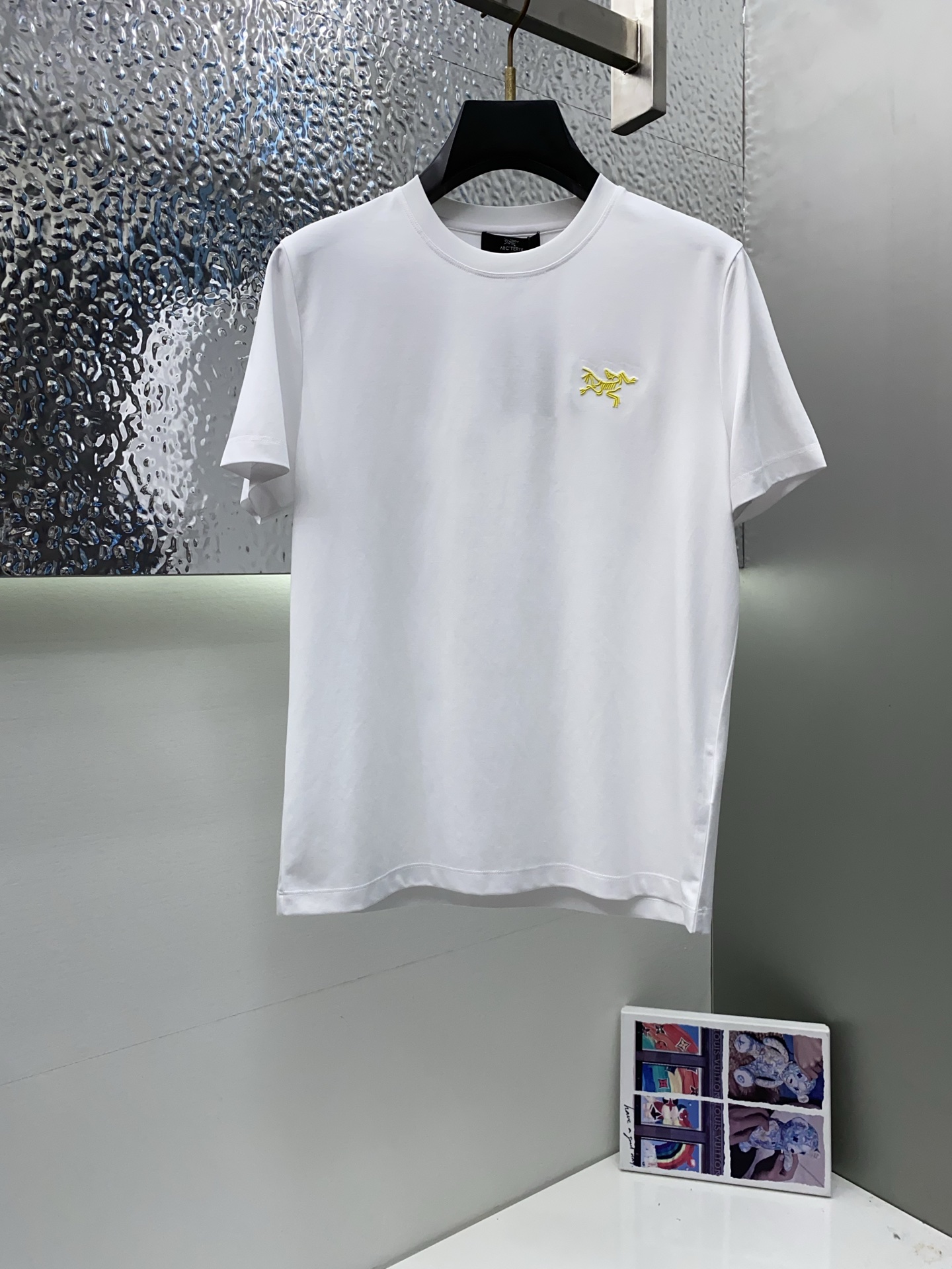 NO:432066,Archaeopteryx 2025 spring and summer new model first launch counter latest round neck short sleeves, high-end customization, avant-garde and fashionable design!  Brand logo heavy craft design, high-end customized 100 double-sided mercerated cotton fabric, soft feel, comfortable to wear, exquisite counter-level car line, fine workmanship, invincible and handsome upper body effect!  A must-have item for handsome men!  Code number M-3xL, arc'teryx, T-shirt, alexander wang19860909始祖鸟 2025春夏新款首发专柜最新款圆领短袖 高端订制 设计前卫时尚！品牌logo重工艺设计 高端定制100支双面丝光棉面料.手感柔软.穿着舒适.专柜级别精致车线.做工精细.上身效果无敌帅气！型男必备单品！码数M-3xL,arc'teryx,T-shirt,alexander wang,Men's clothing