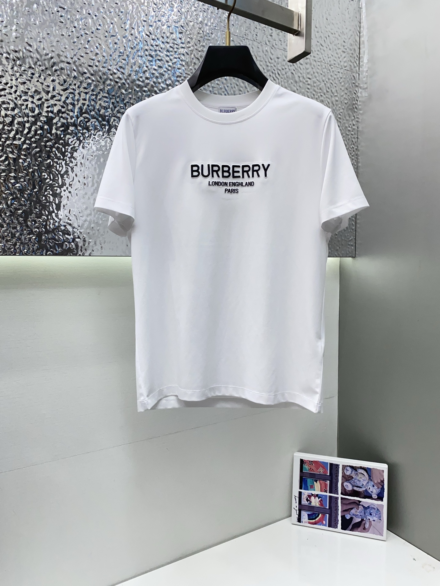 NO:432070,Burberry's new spring and summer new model in the first counter with the latest round neck short sleeves, high-end customization, avant-garde and fashionable design!  Brand logo heavy craft design, high-end customized 100 double-sided mercerated cotton fabric, soft feel, comfortable to wear, exquisite counter-level car line, fine workmanship, invincible and handsome upper body effect!  A must-have item for handsome men!  Code number M-3xL, burberry, T-shirt, alexander wang19860909巴宝莉 2025春夏新款首发专柜最新款圆领短袖 高端订制 设计前卫时尚！品牌logo重工艺设计 高端定制100支双面丝光棉面料.手感柔软.穿着舒适.专柜级别精致车线.做工精细.上身效果无敌帅气！型男必备单品！码数M-3xL,,burberry,T-shirt,alexander wang,Men's clothing