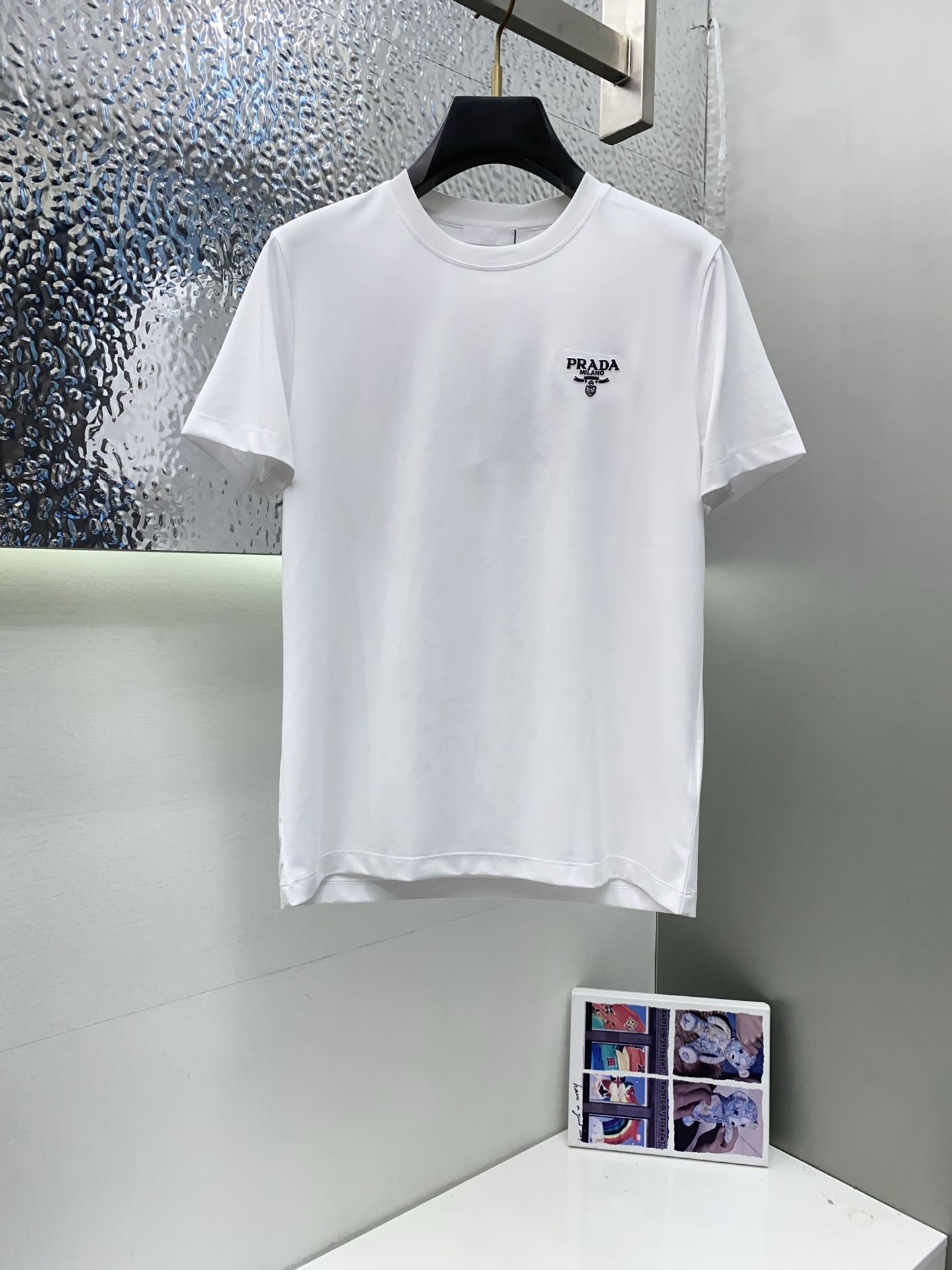 NO:432074,Prada 2025 spring and summer new styles are the latest round neck short sleeves in the counter, high-end customization, avant-garde and fashionable design!  Brand logo heavy craft design, high-end customized 100 double-sided mercerated cotton fabric, soft feel, comfortable to wear, exquisite counter-level car line, fine workmanship, invincible and handsome upper body effect!  A must-have item for handsome men!  Code number M-3xL, prada, T-shirt, alexander wang19860909普拉达 2025春夏新款首发专柜最新款圆领短袖 高端订制 设计前卫时尚！品牌logo重工艺设计 高端定制100支双面丝光棉面料.手感柔软.穿着舒适.专柜级别精致车线.做工精细.上身效果无敌帅气！型男必备单品！码数M-3xL,,prada,T-shirt,alexander wang,Men's clothing