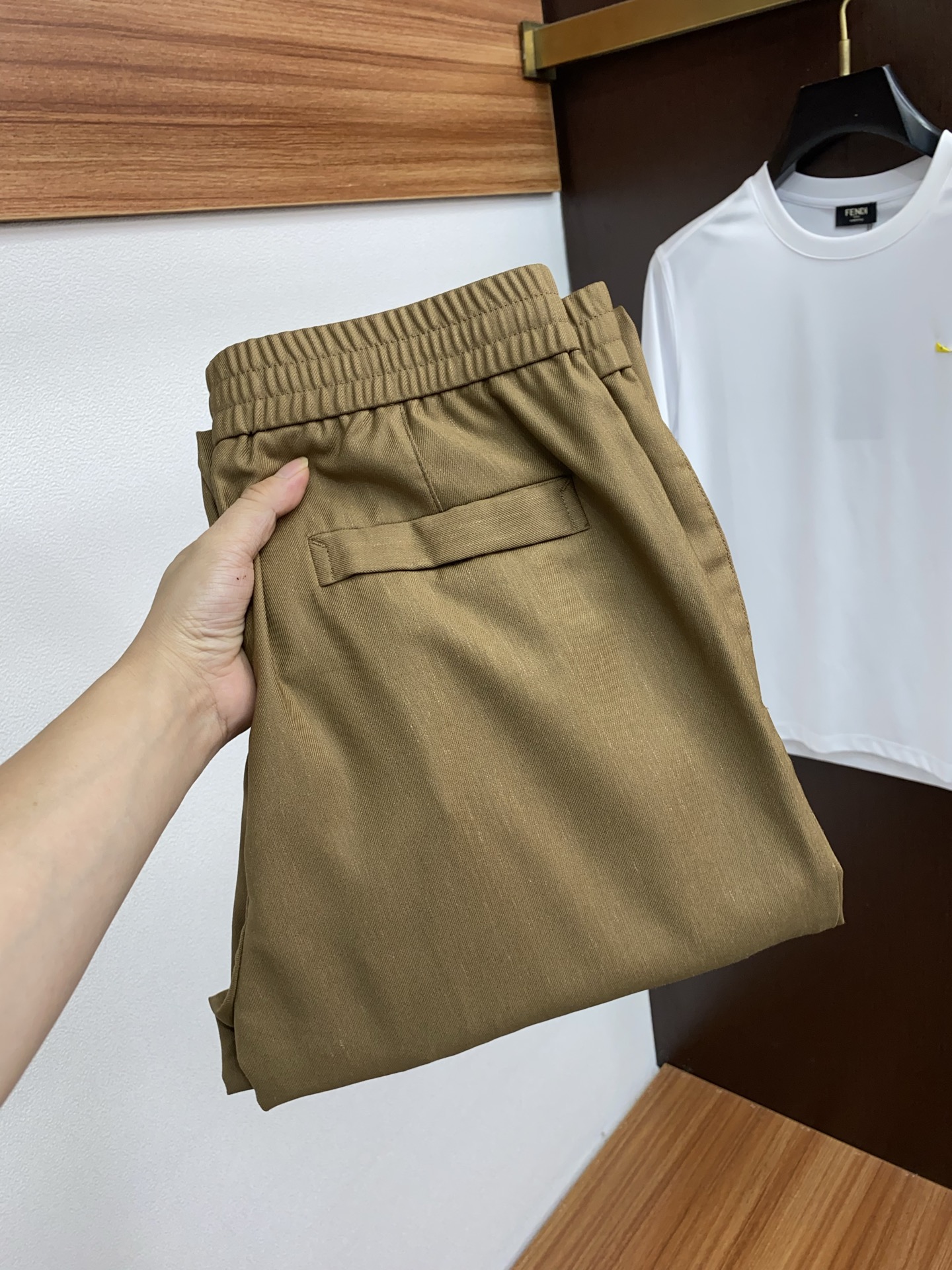 NO:432045,Zenia 2025 spring and summer new style, the latest customized original linen and cotton casual pants. The original pants are casual and versatile, casual and lazy, high-end custom fabrics are soft and comfortable, breathable, and full of cotton. Customized craftsmanship, three-dimensional tailoring, stylish and comfortable upper body, and full of comfort. High-end and atmospheric, the first choice for business and leisure 30-80,,zegna,alexander wang19860909杰尼亚 2025春夏季新款,最新定制原版麻棉休闲裤.原版裤型上身休闲百搭、随性慵懒范,高级定制面料柔软舒适 透气 棉感十足 订制工艺 立体剪裁 上身有型 舒适感爆棚.高端大气,商务休闲首选 30-80,,zegna,alexander wang,Men's clothing