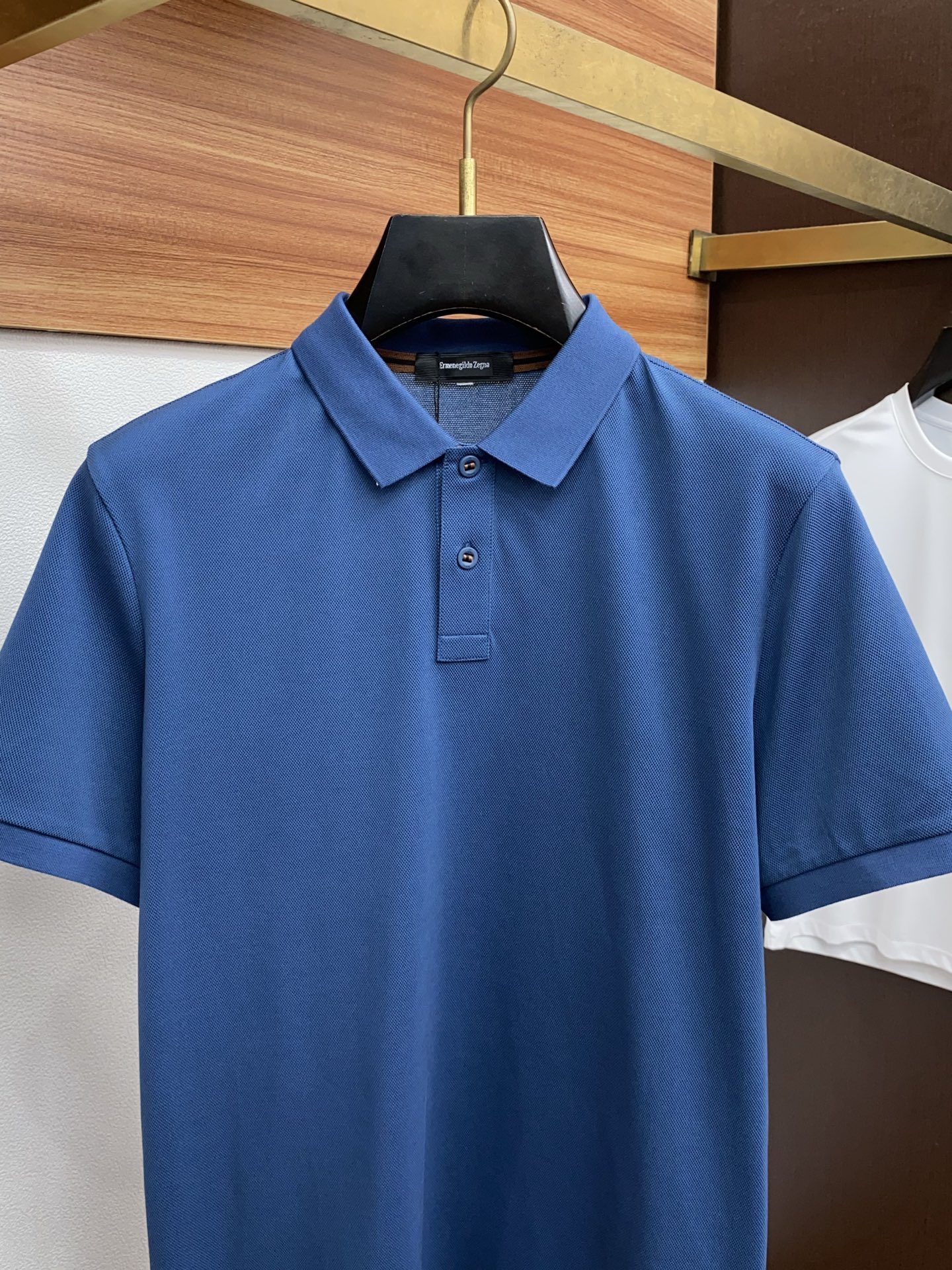  杰尼亚 2025春夏新品细纹珠地商务Polo，极简的衣身造型！
顶级针织棉质混纺质地 整体的触感极为舒