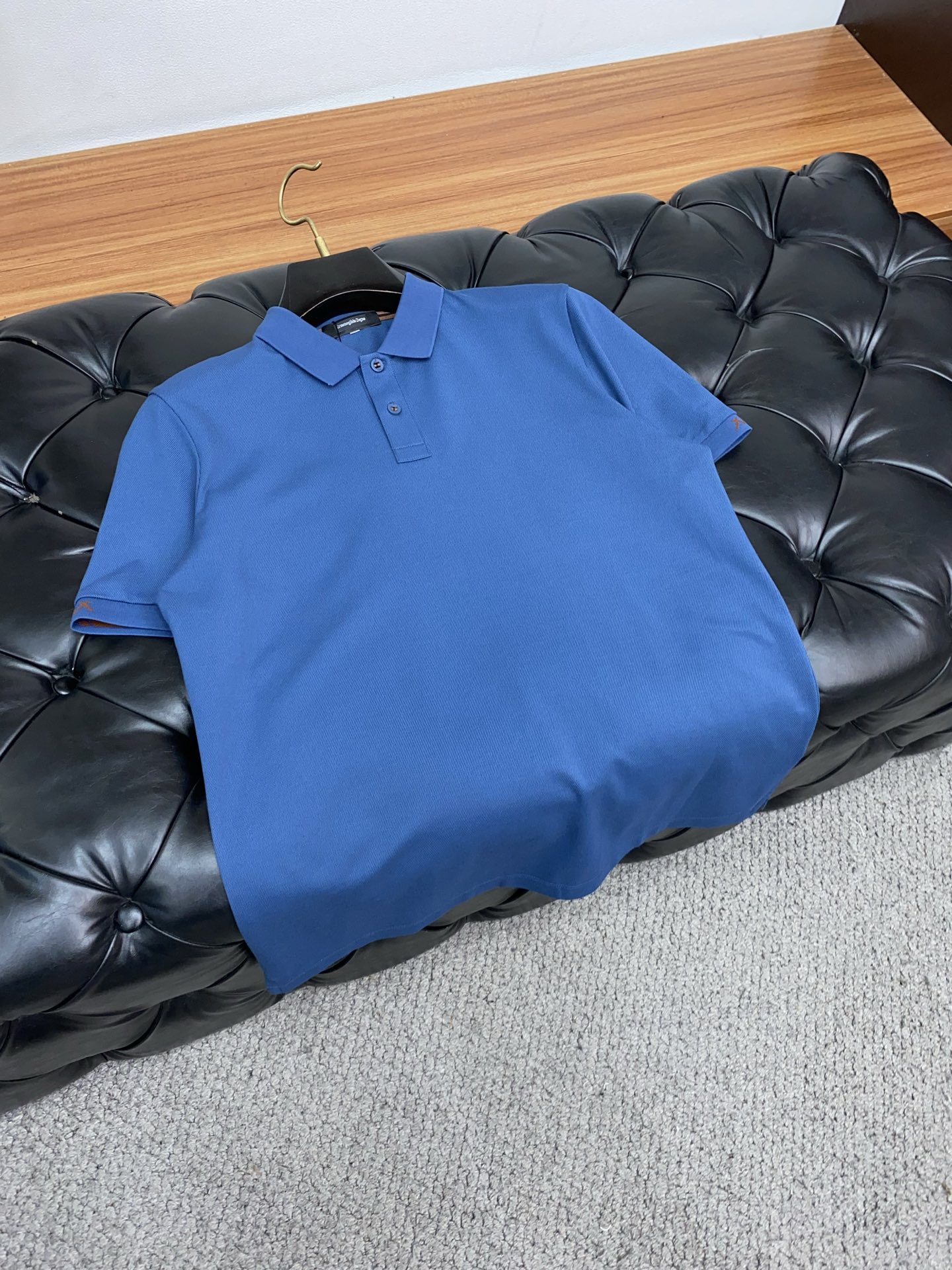  杰尼亚 2025春夏新品细纹珠地商务Polo，极简的衣身造型！
顶级针织棉质混纺质地 整体的触感极为舒