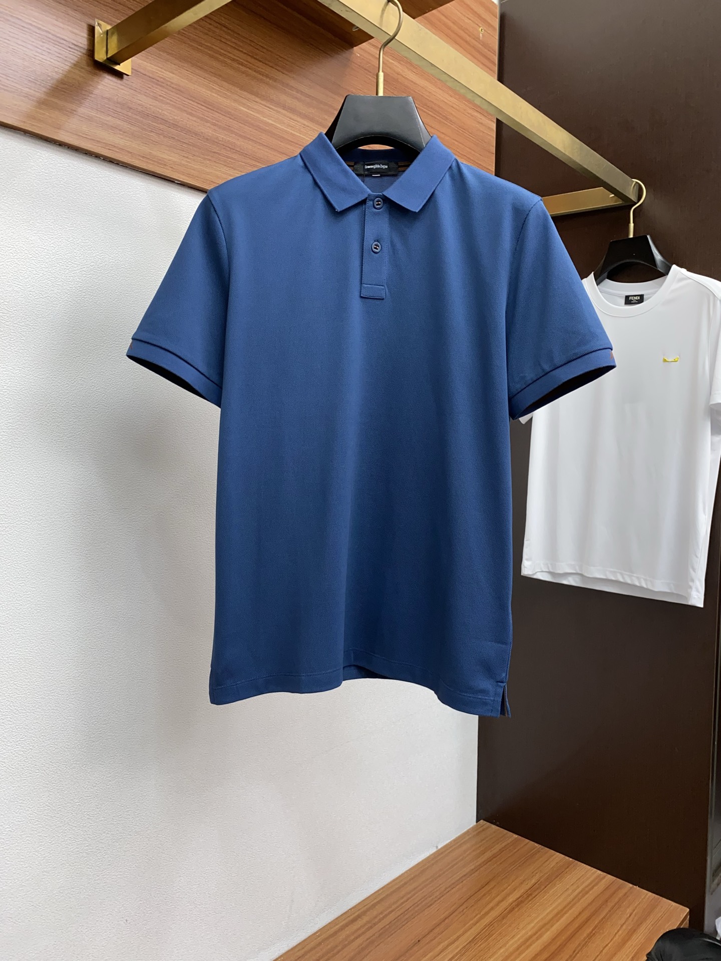  杰尼亚 2025春夏新品细纹珠地商务Polo，极简的衣身造型！
顶级针织棉质混纺质地 整体的触感极为舒