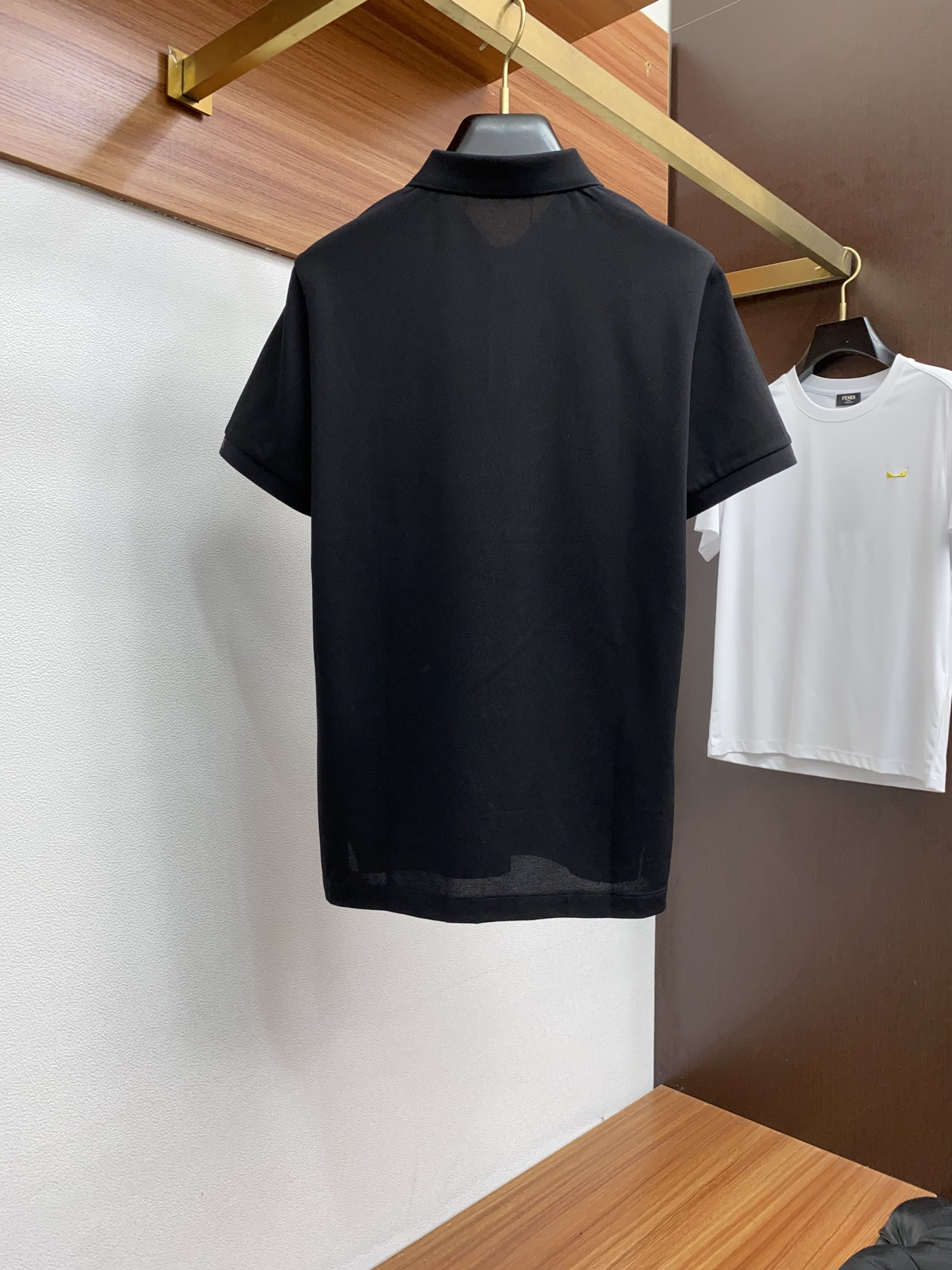  杰尼亚 2025春夏新品细纹珠地商务Polo，极简的衣身造型！
顶级针织棉质混纺质地 整体的触感极为舒