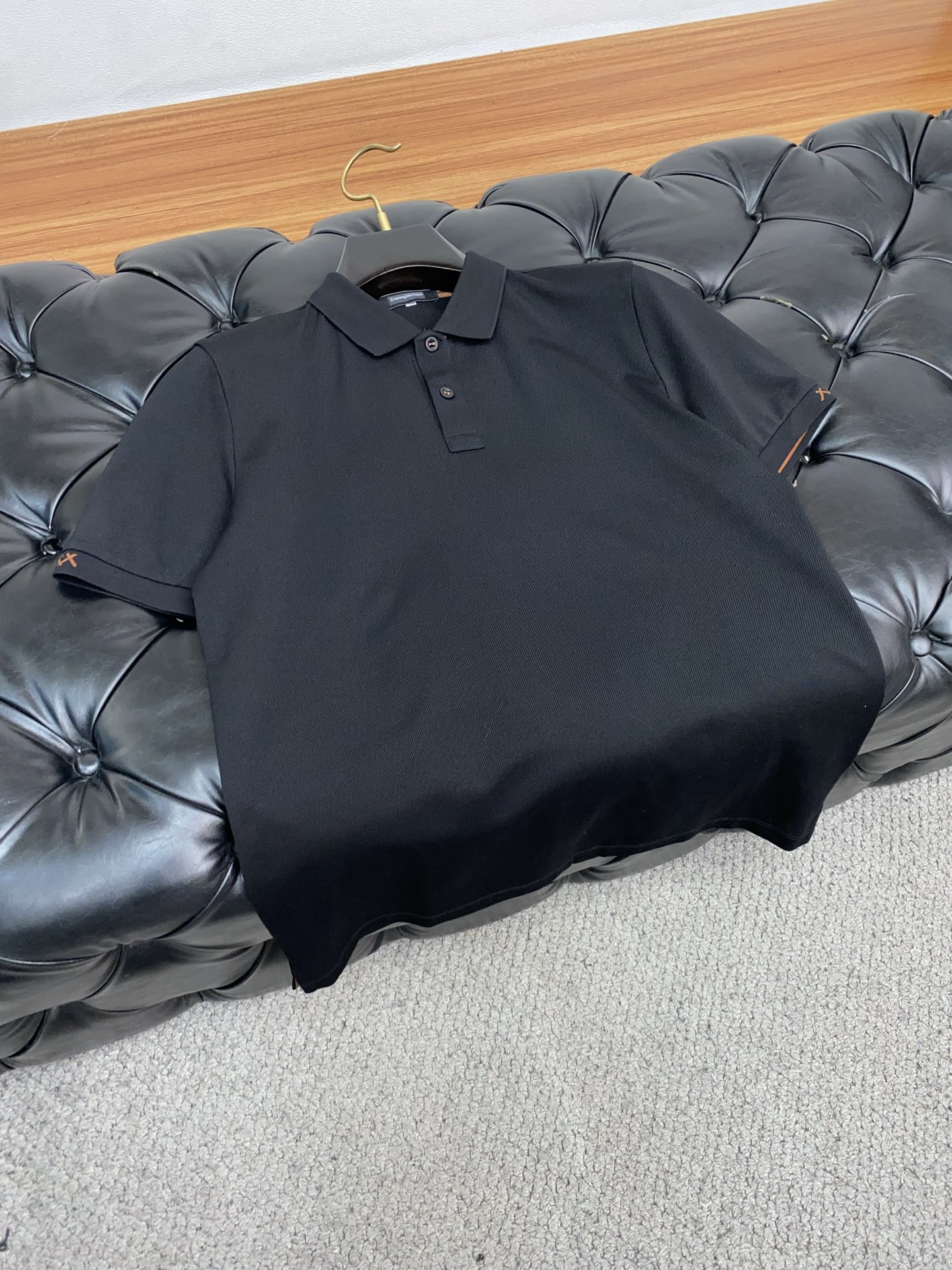 杰尼亚 2025春夏新品细纹珠地商务Polo，极简的衣身造型！
顶级针织棉质混纺质地 整体的触感极为舒