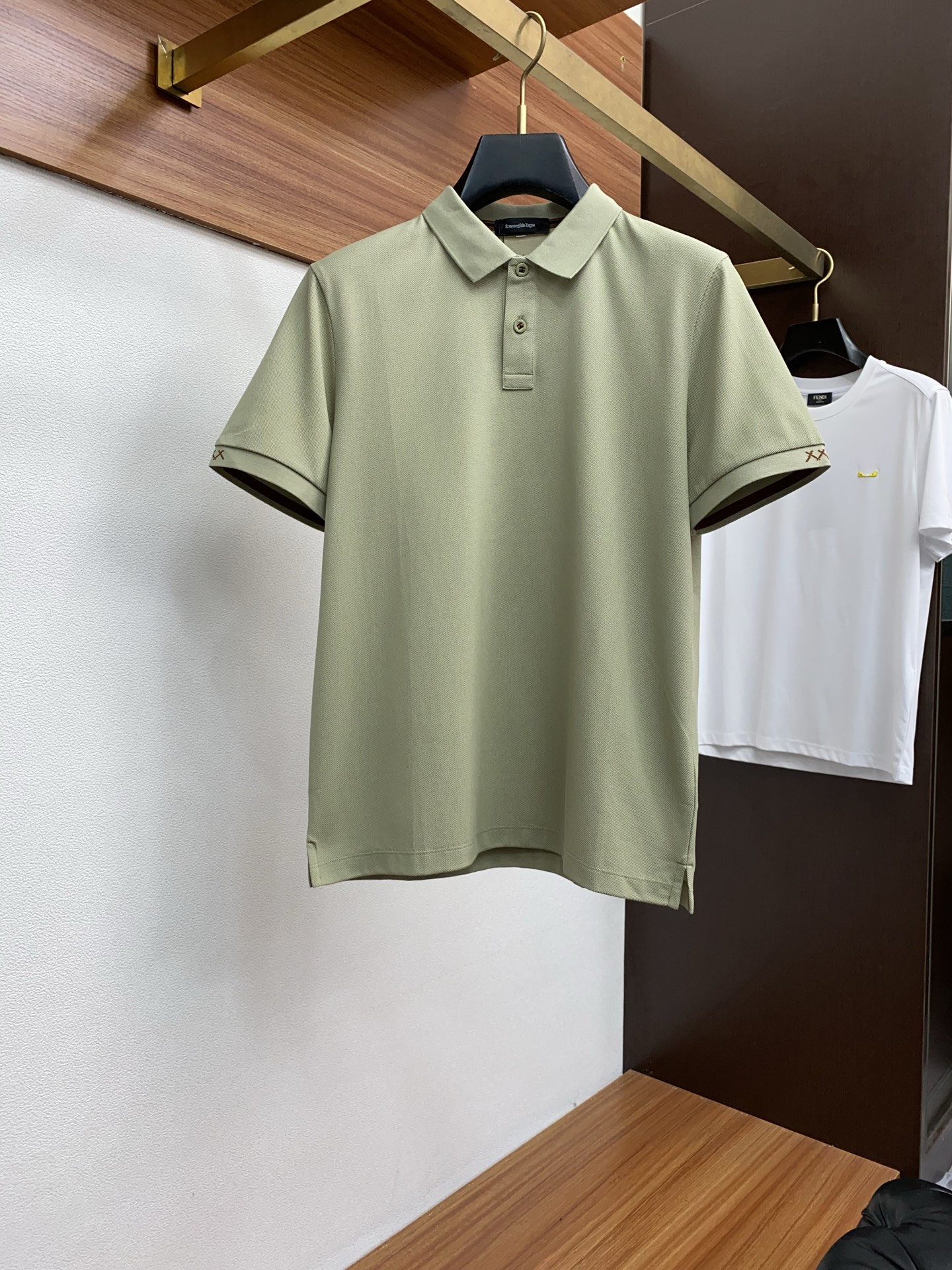  杰尼亚 2025春夏新品细纹珠地商务Polo，极简的衣身造型！
顶级针织棉质混纺质地 整体的触感极为舒