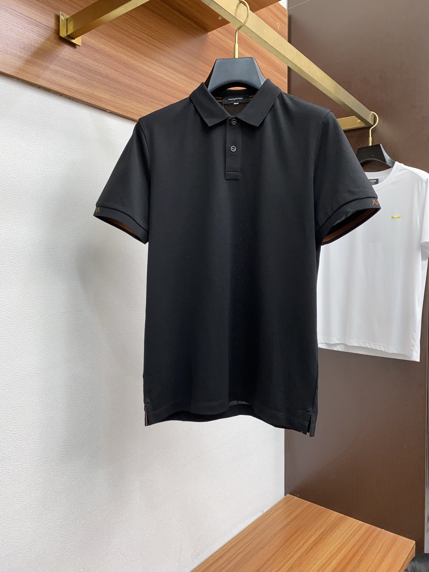  杰尼亚 2025春夏新品细纹珠地商务Polo，极简的衣身造型！
顶级针织棉质混纺质地 整体的触感极为舒