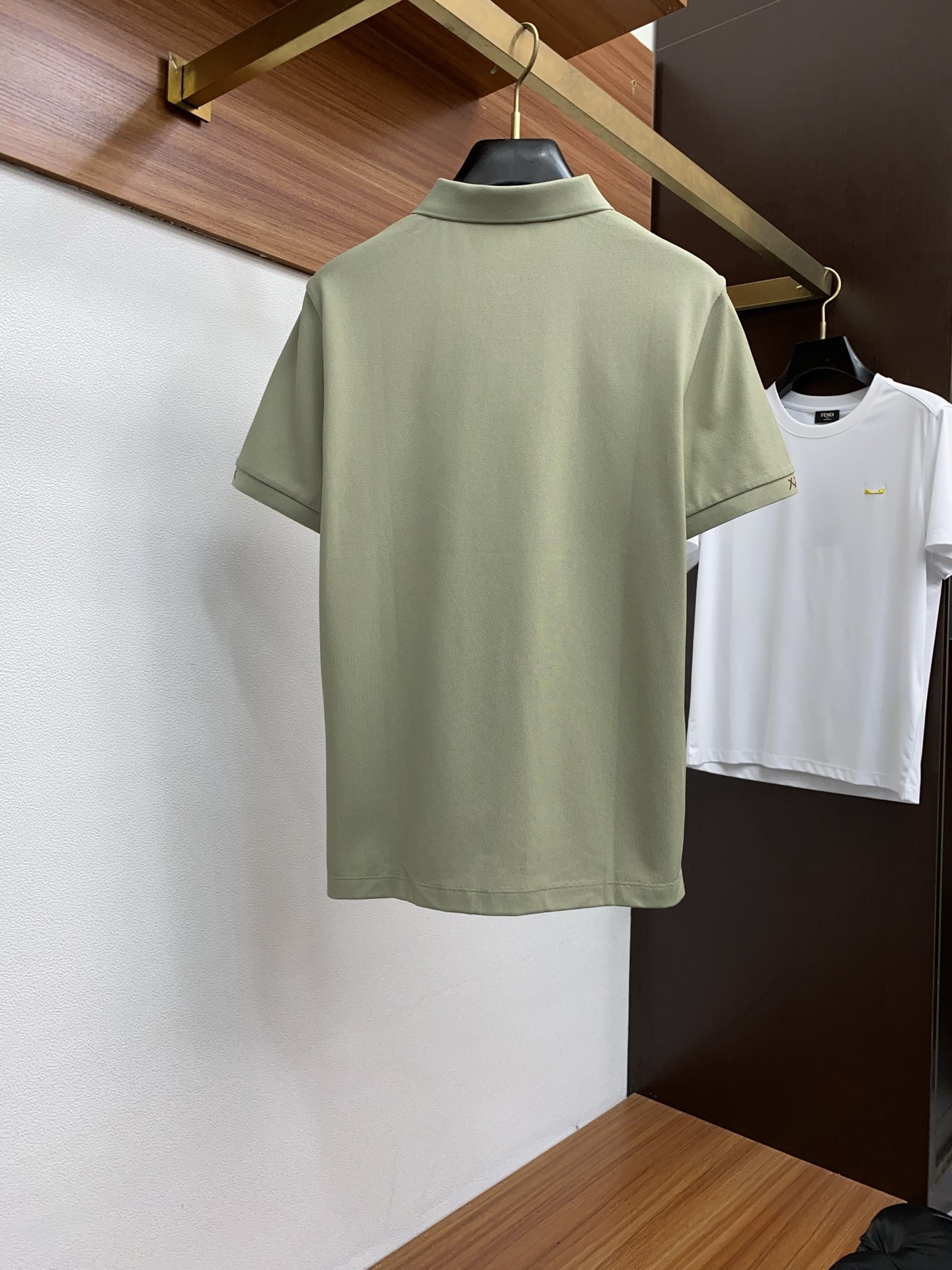  杰尼亚 2025春夏新品细纹珠地商务Polo，极简的衣身造型！
顶级针织棉质混纺质地 整体的触感极为舒