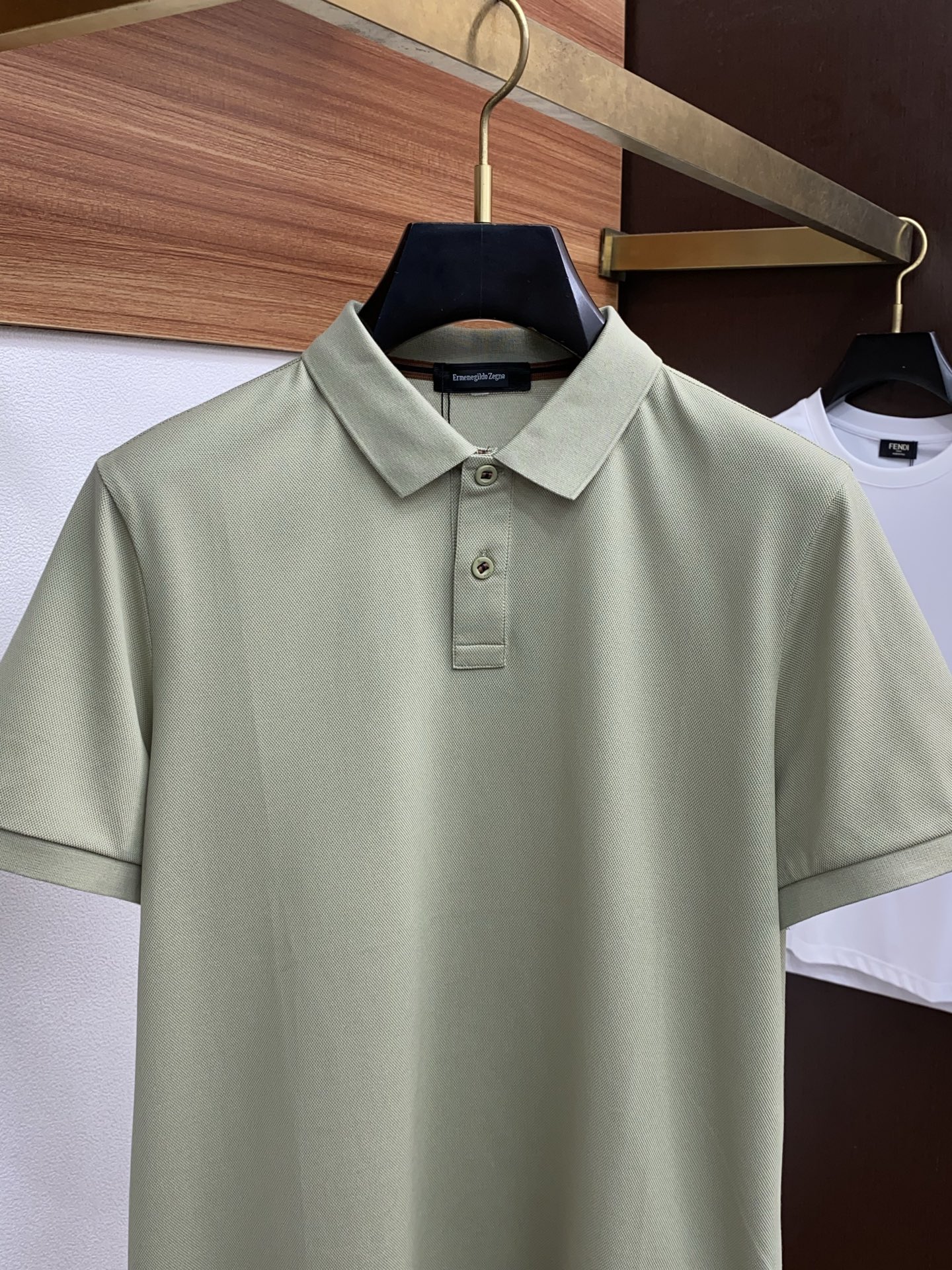  杰尼亚 2025春夏新品细纹珠地商务Polo，极简的衣身造型！
顶级针织棉质混纺质地 整体的触感极为舒