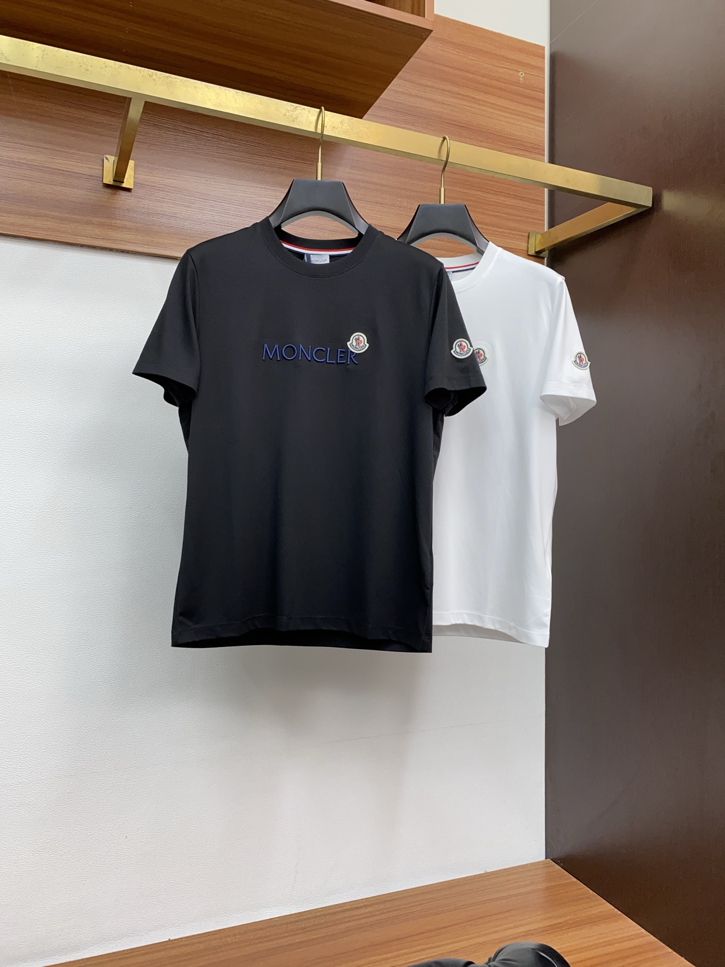  蒙口 2025春夏新款首发专柜最新款圆领短袖 高端订制 设计前卫时尚！品牌logo重工艺设计 高端定制