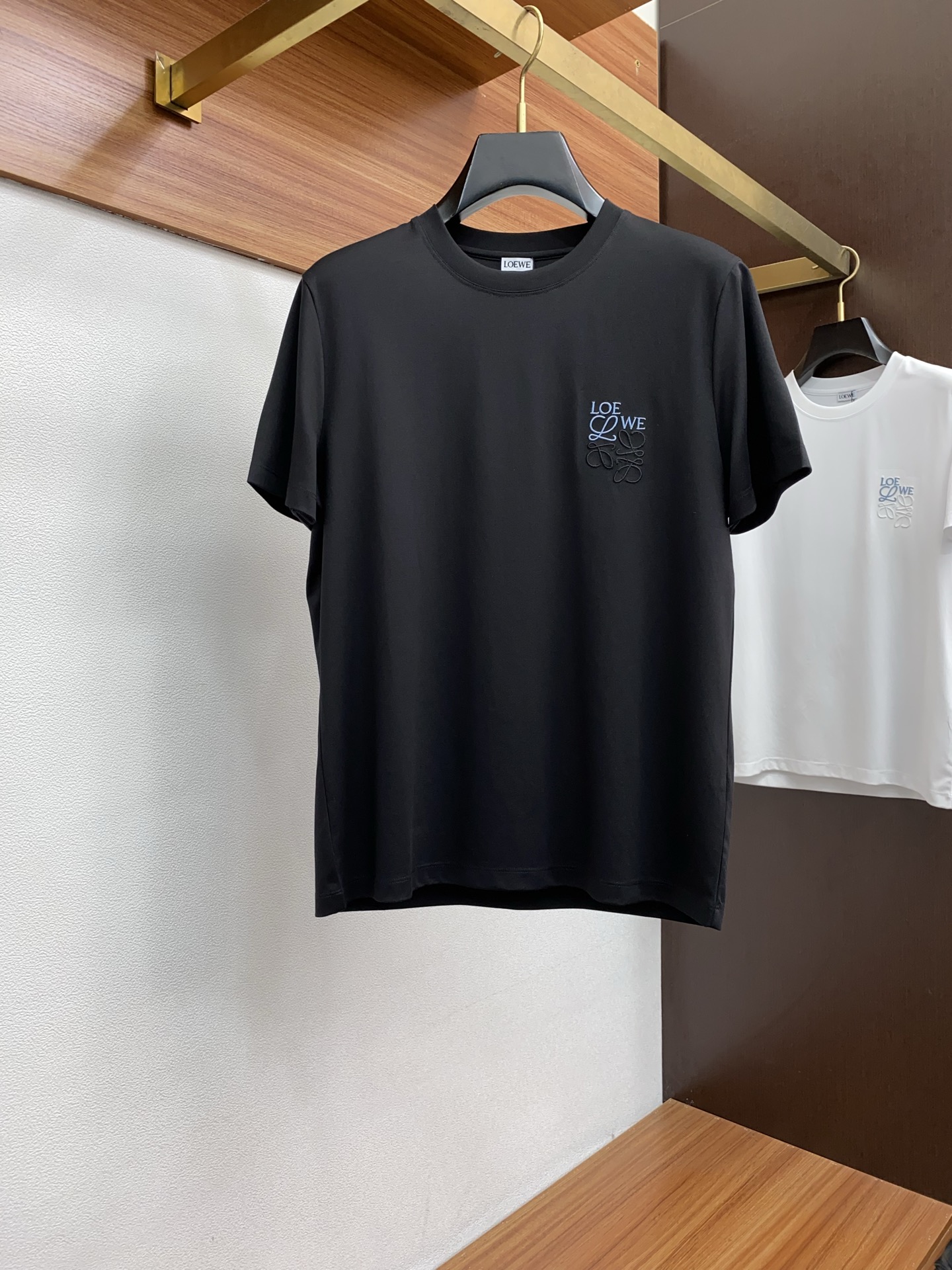 NO:474913,Luo Yiwei's new spring and summer new model in the first counter has the latest round neck short sleeves, high-end customization, avant-garde and fashionable design!  Brand logo heavy craft design, high-end customized 100 double-sided mercerated cotton fabric, soft feel, comfortable to wear, exquisite counter-level car line, fine workmanship, invincible and handsome upper body effect!  A must-have item for handsome men!  Code number M-3xL, loewe, T-shirt, alexander wang19860909罗意威 2025春夏新款首发专柜最新款圆领短袖 高端订制 设计前卫时尚！品牌logo重工艺设计 高端定制100支双面丝光棉面料.手感柔软.穿着舒适.专柜级别精致车线.做工精细.上身效果无敌帅气！型男必备单品！码数M-3xL,,loewe,T-shirt,alexander wang,Men's clothing