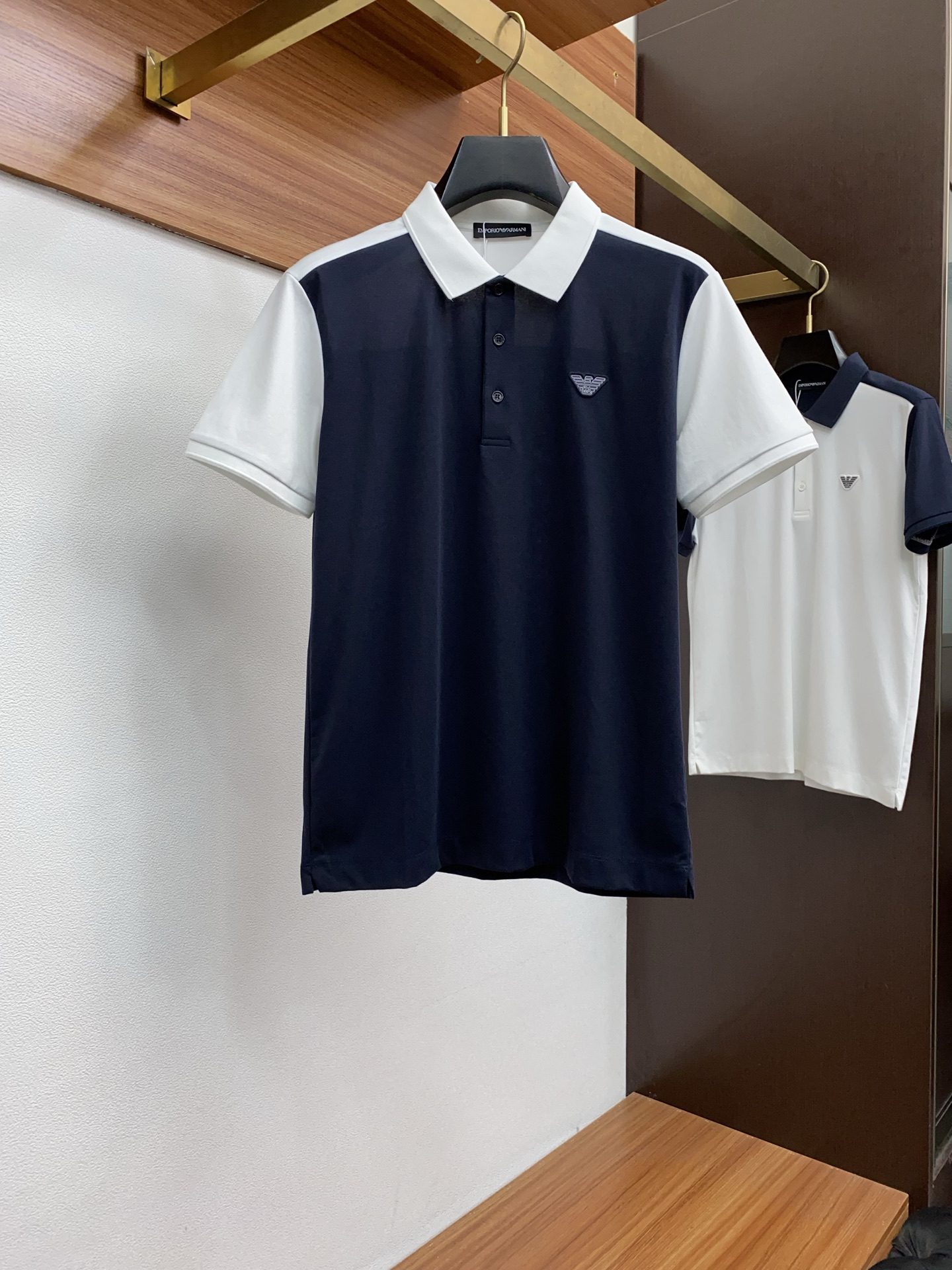 NO:438805,Armani 2025 new men's lapel Polo T-shirt short-sleeved imported fabrics are presented. The light and soft fabric has been dyed with ready-to-wear to create an elegant texture. The original custom imported yarn color dyed Custom rib collar Custom ribs Classic makes the clothes softer with the inherent sporty atmosphere. The versatile style makes it very suitable for single wear, and all auxiliary materials are all customer-supplied. The thickness is the same as that of the conventional beads, which is cool and breathable, delicate and not sweaty, and is super comfortable. The solid color design model is atmospheric and fashionable overall, and can be casual and business-friendly!  Code number M-3XL (48-56), Armani, T-shirt,tees, t-shirt,alexander wang19860909阿玛尼 2025新款男士翻领PoloT恤衫短袖 进口面料呈现.轻盈柔软的面料经过成衣染色,营造出优雅纹理,原版定制 进口纱线色染 定制罗纹领口 定制罗纹 经典让衣服与生俱有的运动气息得以柔和.百搭风范令其非常适合单穿,所有辅料全部客供.客供纱制作,厚度和常规珠地一样,凉爽透气,亲肤细腻不闷汗,超级舒服.纯色设计款,整体就是大气时尚,休闲商务都即可！ 码数M-3XL（48-56）,,armani,T-shirt,tees，t-shirt,alexander wang,Men's clothing