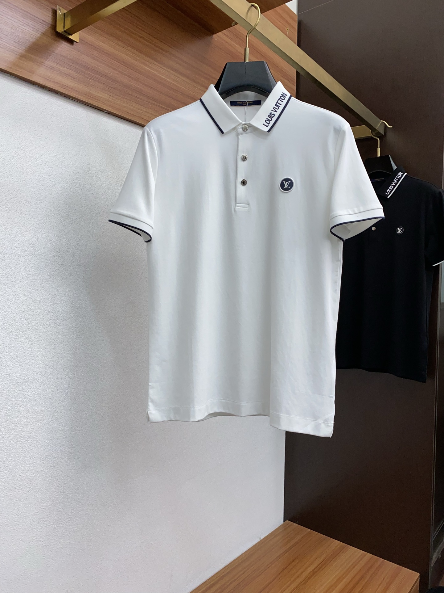 NO:432026,1v Louis Vuitton 2025 new men's lapel Polo T-shirt short-sleeved imported fabrics are presented. The light and soft fabric has been dyed with ready-to-wear to create an elegant texture. The original custom imported yarn color dyed Custom rib collar Custom ribs Classic makes the clothes softer with its inherent sporty atmosphere. The versatile style makes it very suitable for single wear, and all auxiliary materials are all customer-supplied. The thickness is the same as that of the regular beads, which is cool and breathable, delicate and not sweaty, and is super comfortable. The solid color design style is atmospheric and fashionable overall, and it is just casual and business!  Code number M-3XL (48-56), louis vuitton, T-shirt,tees, t-shirt,alexander wang198609091v路易威登 2025新款男士翻领PoloT恤衫短袖 进口面料呈现.轻盈柔软的面料经过成衣染色,营造出优雅纹理,原版定制 进口纱线色染 定制罗纹领口 定制罗纹 经典让衣服与生俱有的运动气息得以柔和.百搭风范令其非常适合单穿,所有辅料全部客供.客供纱制作,厚度和常规珠地一样,凉爽透气,亲肤细腻不闷汗,超级舒服.纯色设计款,整体就是大气时尚,休闲商务都即可！ 码数M-3XL（48-56）,,louis vuitton,T-shirt,tees，t-shirt,alexander wang,Men's clothing