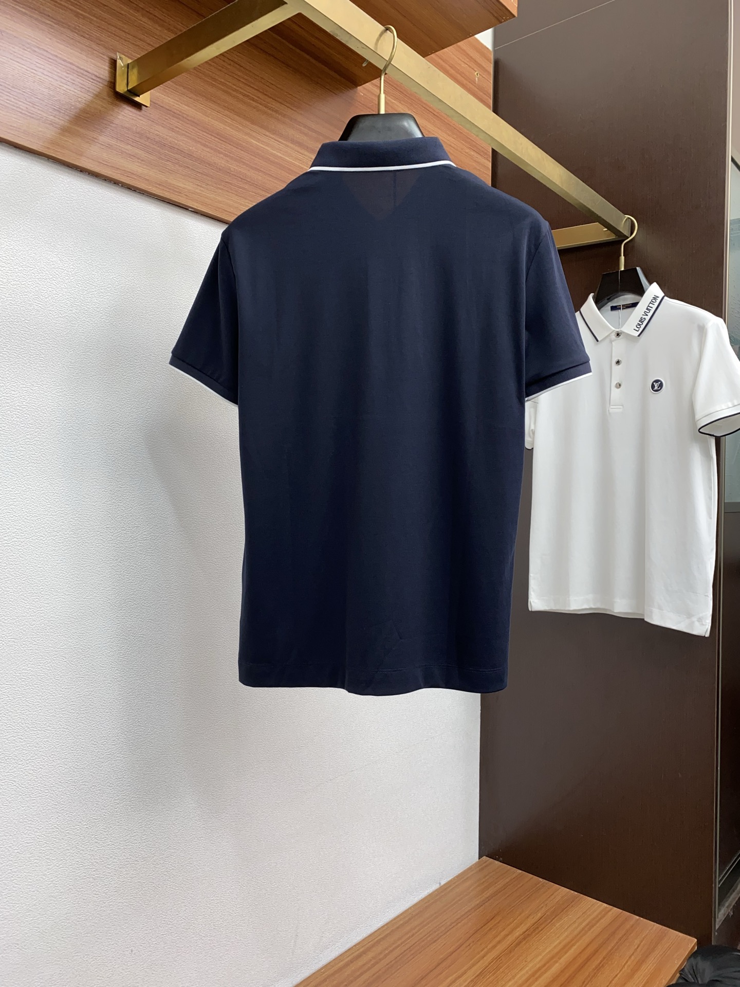  1v路易威登 2025新款男士翻领PoloT恤衫短袖
进口面料呈现。轻盈柔软的面料经过成衣染色，营造出