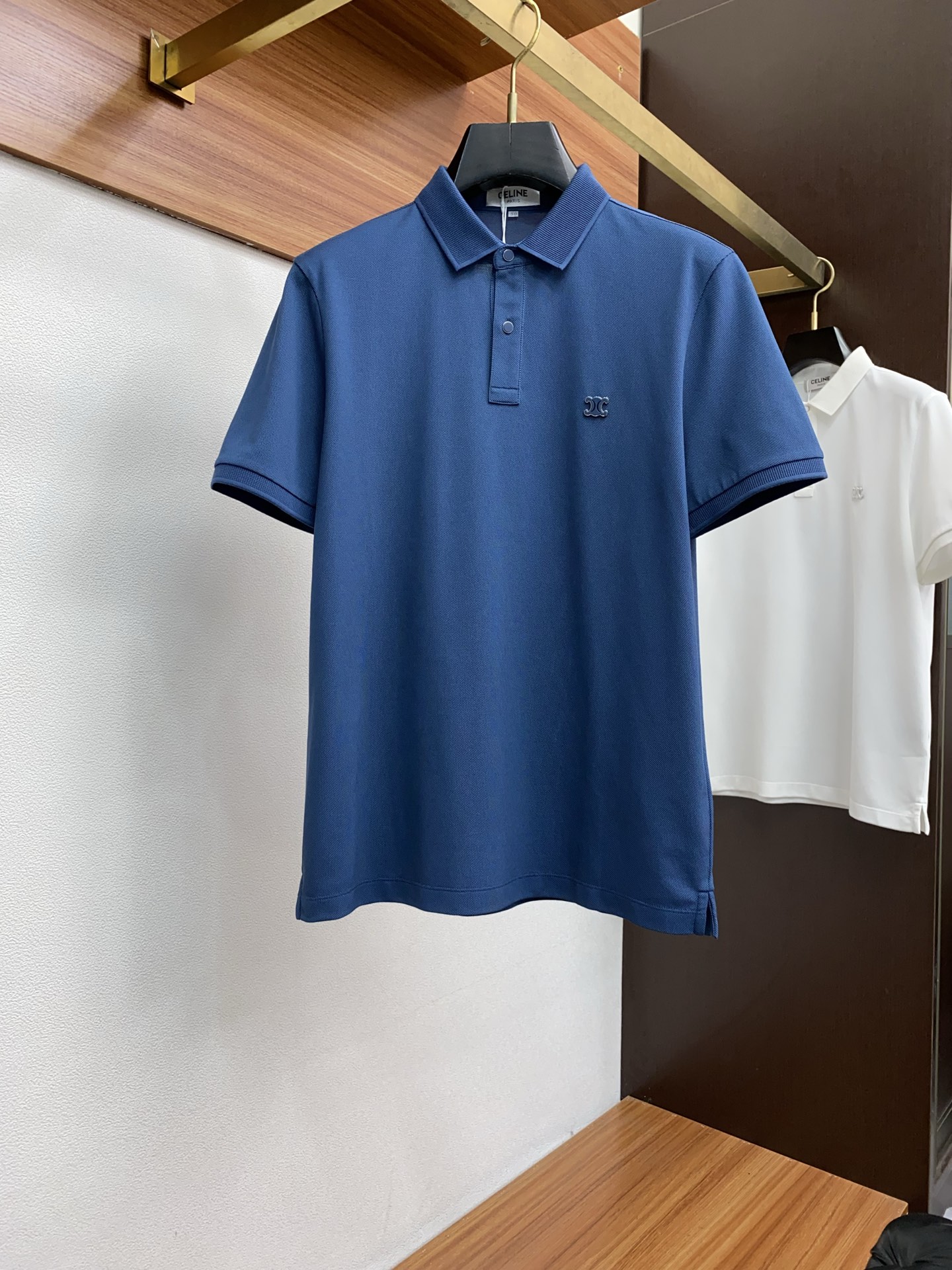 NO:438795,Selin 2025 spring and summer new fine-texture pearl business Polo, minimalist body shape!  Top-grade knitted cotton blend texture The overall feel is extremely comfortable, with high-end elasticity and skin-friendly effect, classic fashionable lapel Polo shirt short sleeves. Trading company channel orders, and the official website is released simultaneously. It is simple and elegant, fashionable and versatile, and the quality is even more unsightly!! The quality of the fabric is as high as ever, soft and stylish, breathable and comfortable. The upper body has a good drape, not easy to deform! It is even more difficult to fade! It makes the overall upper body effect more low-key, luxurious, noble and elegant! It shows a different flavor! Business casual, fashionable and versatile, it is simply a must-have item for every successful man! Number M-4xL, celine, T-shirt, alexander wang19860909赛琳 2025春夏新品细纹珠地商务Polo,极简的衣身造型！ 顶级针织棉质混纺质地 整体的触感极为舒适,弹力十足亲肤效果高级,经典时尚翻领 Polo衫短袖 贸易公司渠道订单,官网同步发售,简约大气,时尚百搭,品相更是无法挑剔!!面料这块品质也是一如既往的高规格 柔软有型、透气舒适.上身垂感好,不易变形!更不易褪色! 使得整体的上身效果更加的低调奢华,高贵典雅!彰显出别样的风味!商务休闲,时尚百搭,简直是每位成功男士的必备单品! 码数M-4xL,,celine,T-shirt,alexander wang,Men's clothing