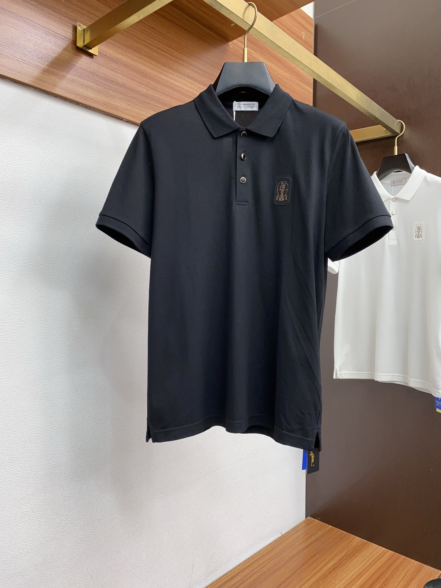 NO:432022,BC 2025 spring and summer new product fine-texture pearl-ground business Polo, minimalist body shape!  Top-grade knitted cotton blend texture The overall feel is extremely comfortable, with high-end skin-friendly effect, classic fashionable lapel Polo shirt short sleeves. Trading company channel orders, and the official website is released simultaneously. It is simple and elegant, fashionable and versatile, and the quality is even more unsightly!! The quality of the fabric is as high as ever, soft and stylish, breathable and comfortable. The upper body has a good drape, not easy to deform! It is even more difficult to fade! It makes the overall upper body effect more low-key, luxurious, noble and elegant! It shows a different flavor! Business casual, fashionable and versatile, and is simply a must-have item for every successful man! Number M-3xL, T-shirt, alexander wang19860909BC 2025春夏新品细纹珠地商务Polo,极简的衣身造型！ 顶级针织棉质混纺质地 整体的触感极为舒适,弹力十足亲肤效果高级,经典时尚翻领 Polo衫短袖 贸易公司渠道订单,官网同步发售,简约大气,时尚百搭,品相更是无法挑剔!!面料这块品质也是一如既往的高规格 柔软有型、透气舒适.上身垂感好,不易变形!更不易褪色! 使得整体的上身效果更加的低调奢华,高贵典雅!彰显出别样的风味!商务休闲,时尚百搭,简直是每位成功男士的必备单品! 码数M-3xL,,T-shirt,alexander wang,Men's clothing