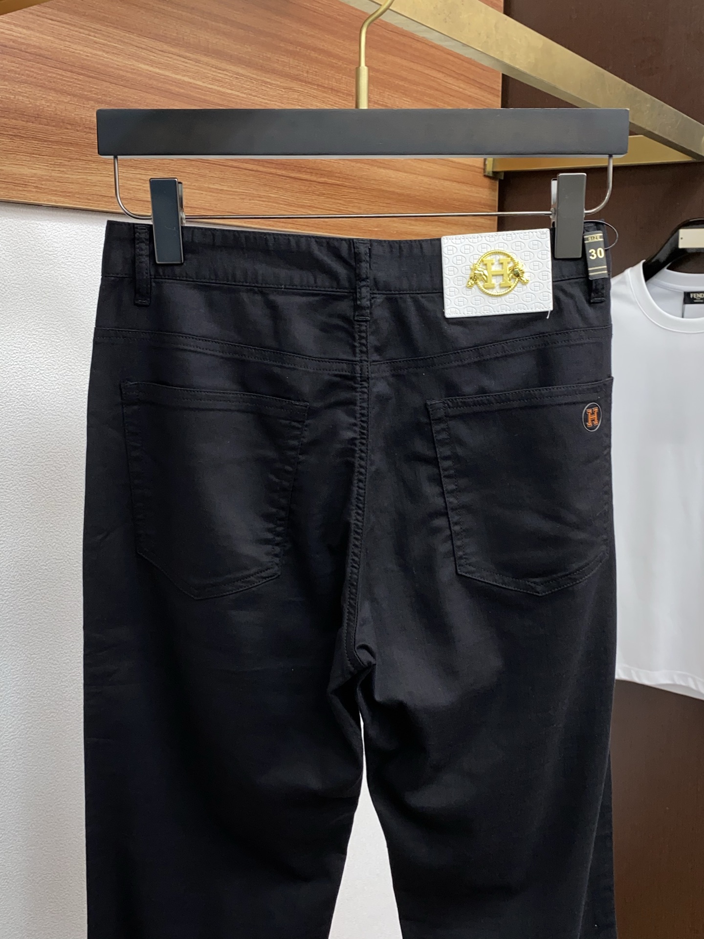 Urban Chic: High-End Spring/Summer Recreational Pocket Fashion with Fine Gold Accents - 图片 9