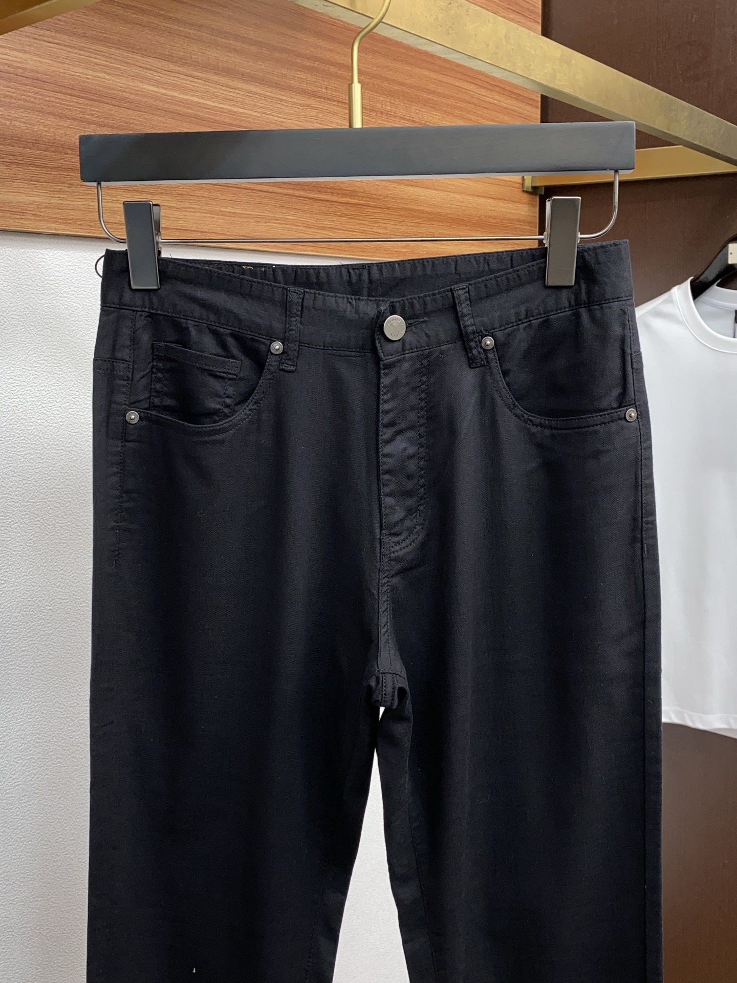 Urban Chic: High-End Spring/Summer Recreational Pocket Fashion with Fine Gold Accents - 图片 3