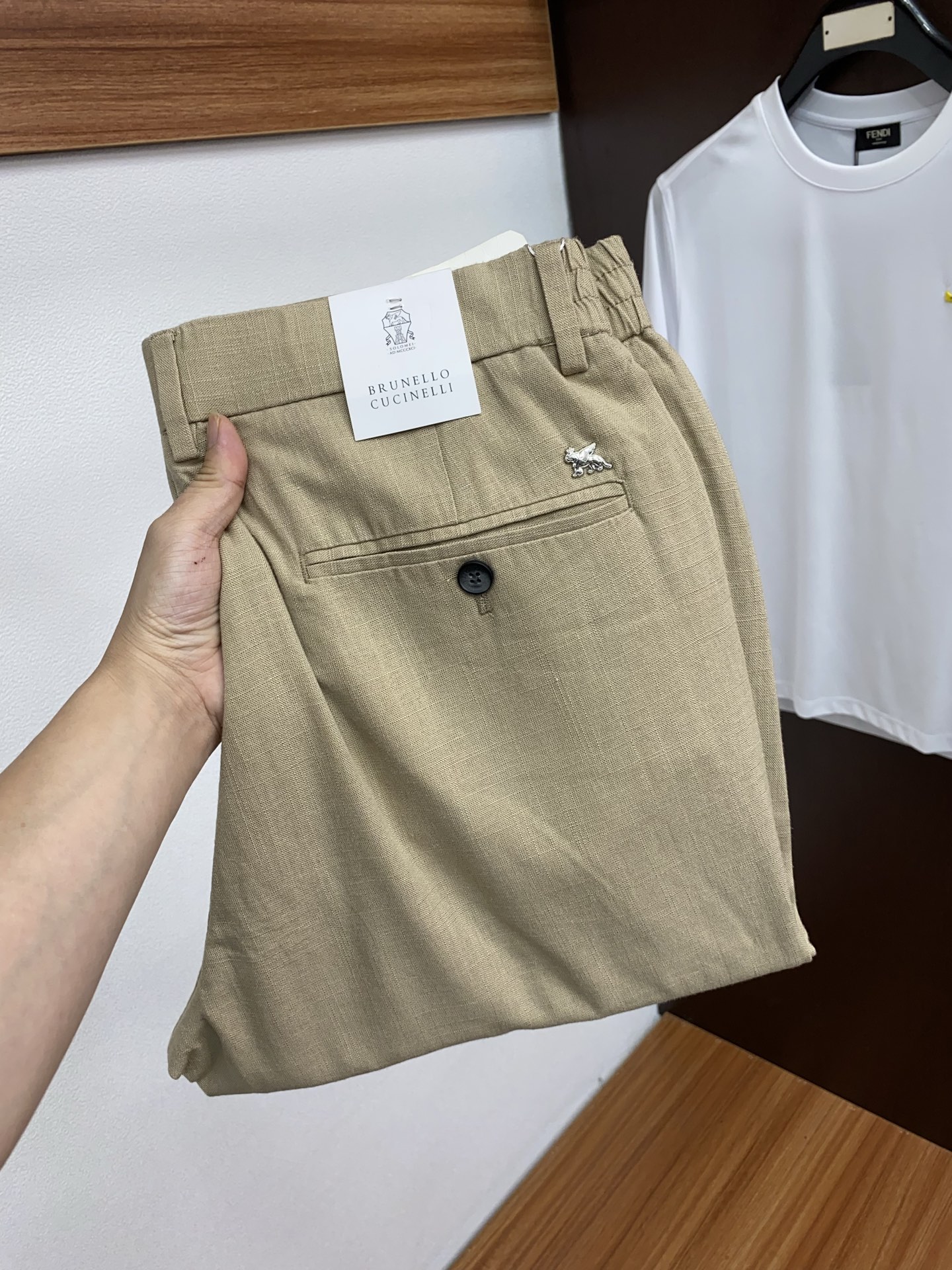 High-End Urban Spring/Summer Recreational Pocket Collection in Gold, Business and Leisure.