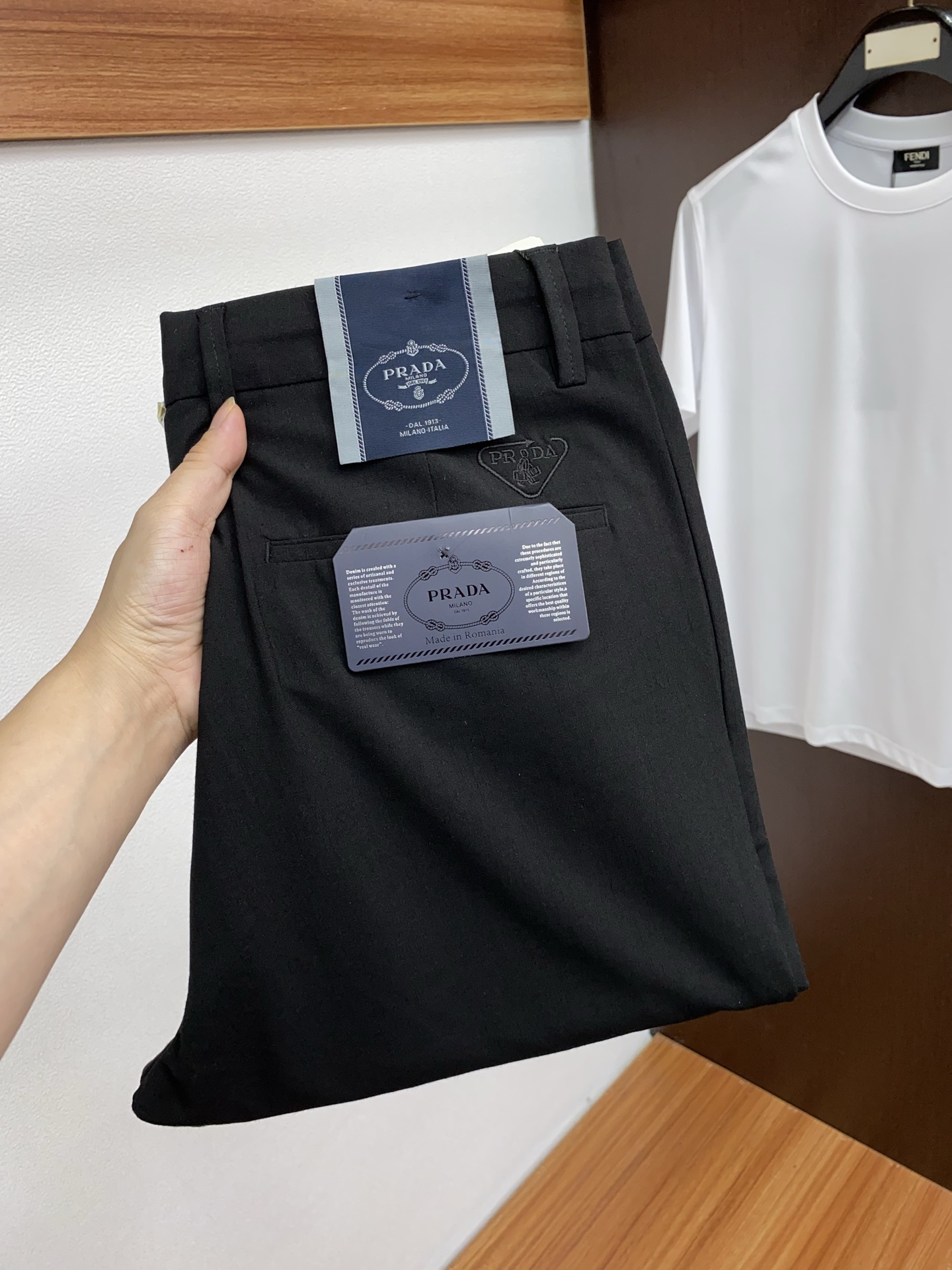 NO:444745,Prada 25-year spring and summer new casual pants, clean and neat tailored, full of urban style, uses worsted linen fabric to feel soft and dry, and the upper body has a crisp and stylish effect. The hardware is exquisite, business and casual, and so many top-level raw materials, creating high-end products with unparalleled value, the first choice for high-end fashion and fashion people. Size 30-38, prada, alexander wang19860909普拉达 25年春夏新款休闲裤 干净利落剪裁,都市风十足 采用精纺亚麻面料手感软糯干爽,上身效果挺括有型.五金精致,商务休闲非常好看如此众多的顶级原料,打造出价值感无与伦比的高端产品,高端潮流时尚人士首选 尺码30-38,,prada,alexander wang,Men's clothing