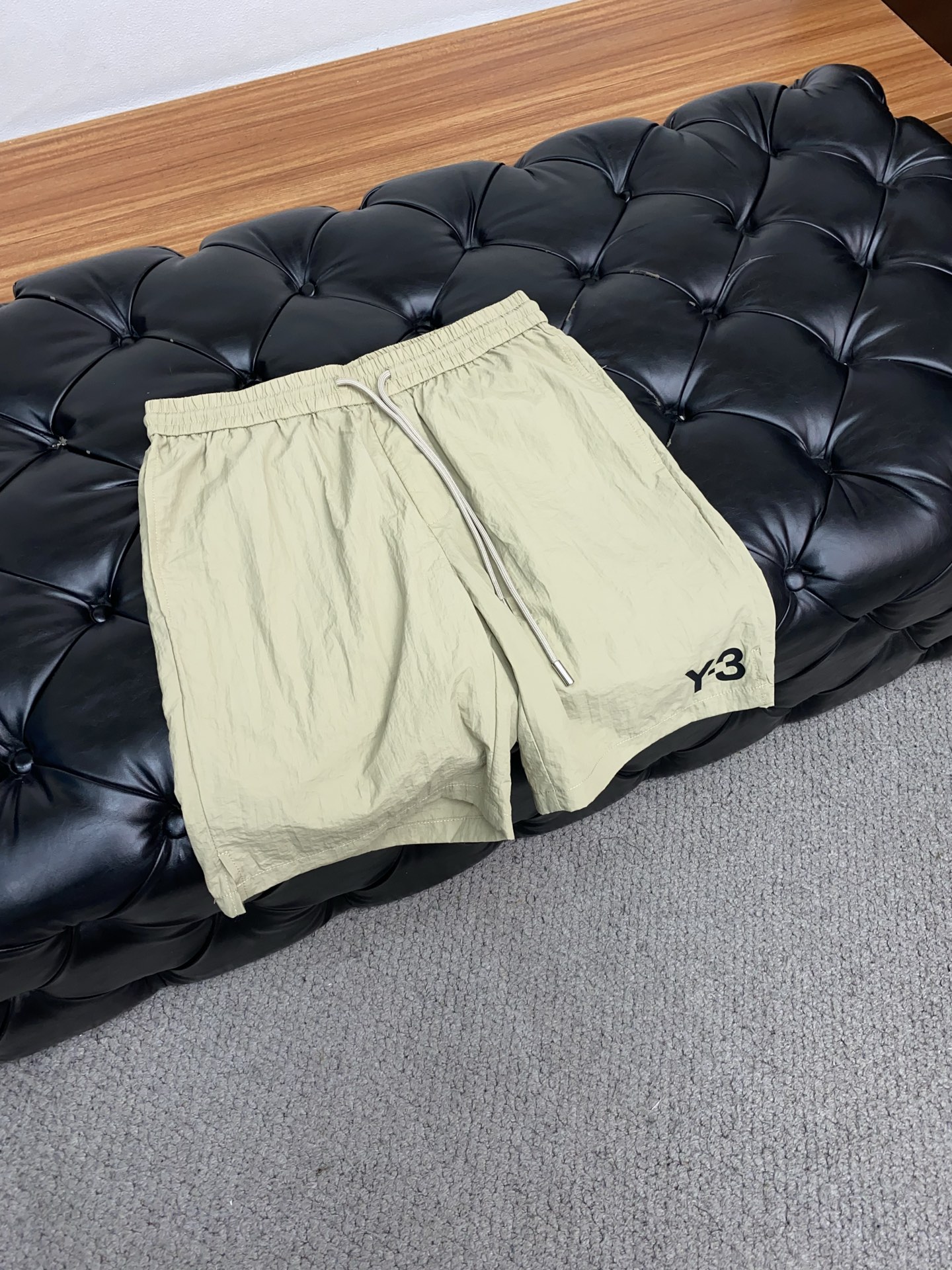  Y-3 2025春夏季新款，最新休闲短裤。原版裤型上身休闲百搭、随性慵懒范，高级定制面料，订制工艺 舒