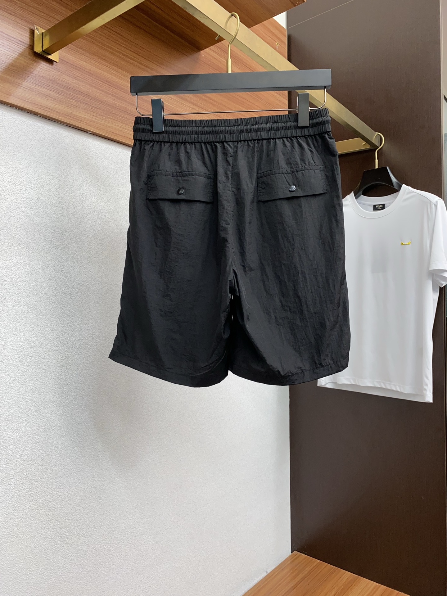  Y-3 2025春夏季新款，最新休闲短裤。原版裤型上身休闲百搭、随性慵懒范，高级定制面料，订制工艺 舒