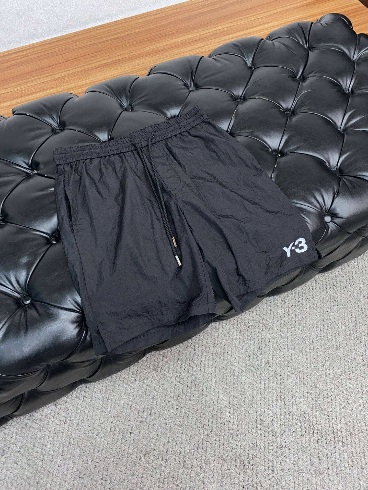  Y-3 2025春夏季新款，最新休闲短裤。原版裤型上身休闲百搭、随性慵懒范，高级定制面料，订制工艺 舒