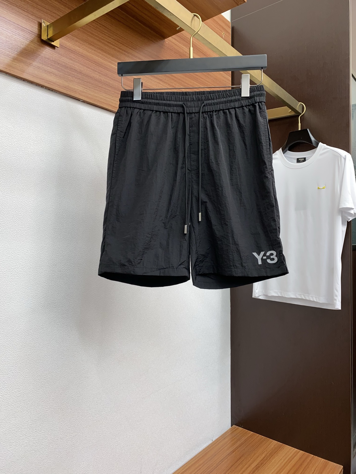  Y-3 2025春夏季新款，最新休闲短裤。原版裤型上身休闲百搭、随性慵懒范，高级定制面料，订制工艺 舒